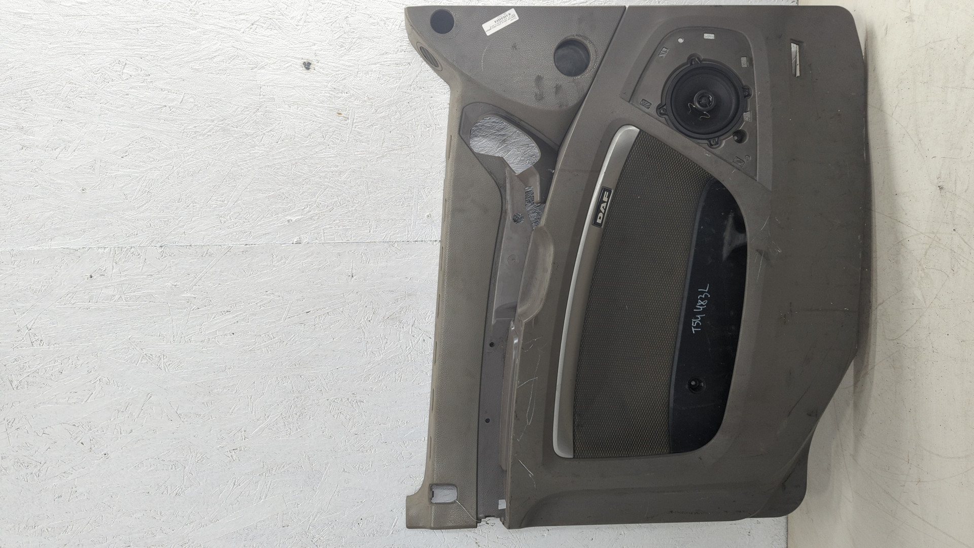 Обшивка двери передней левой