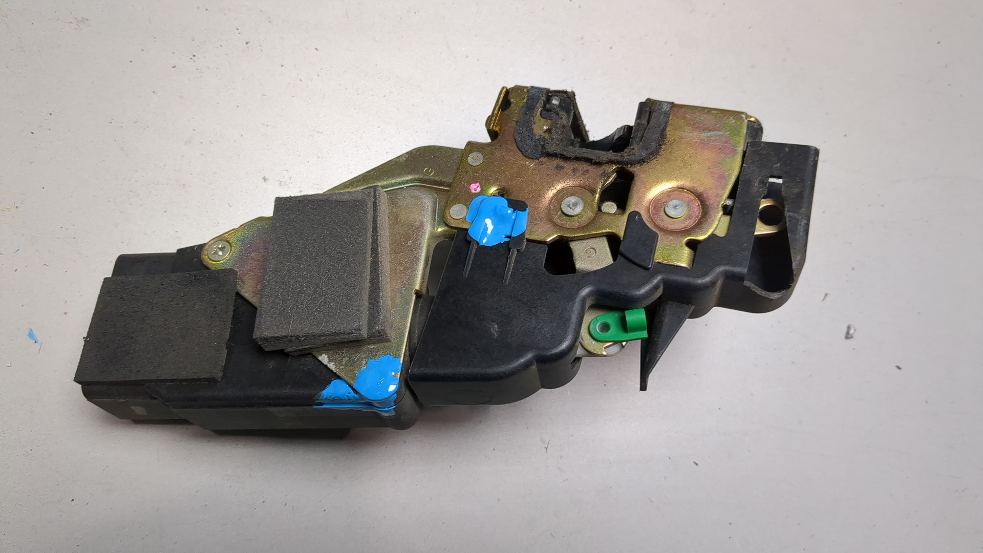 Замок двери передней левой