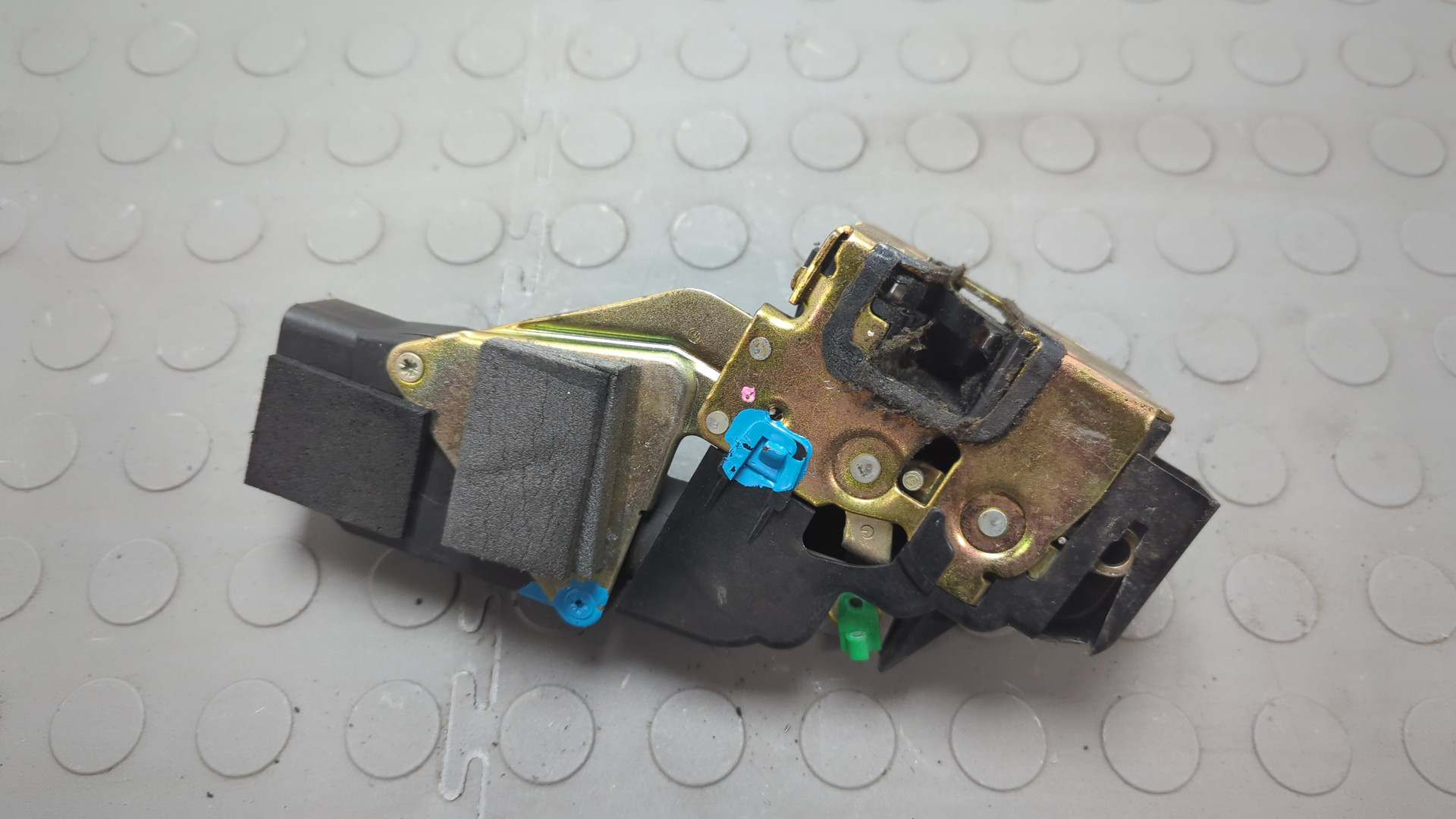 Замок двери передней левой