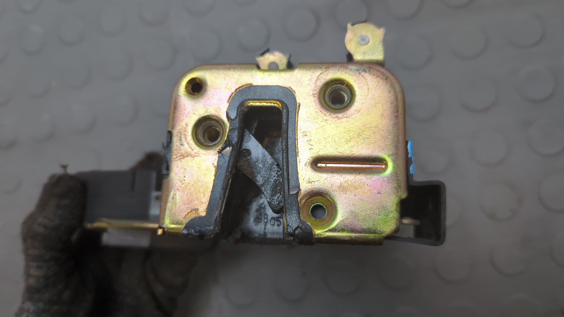 Замок двери передней левой