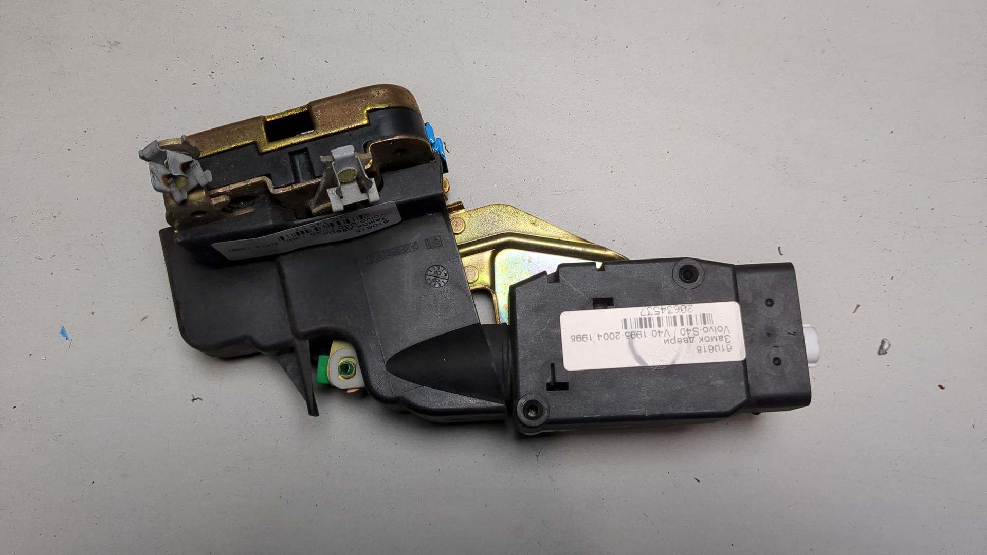 Замок двери передней левой