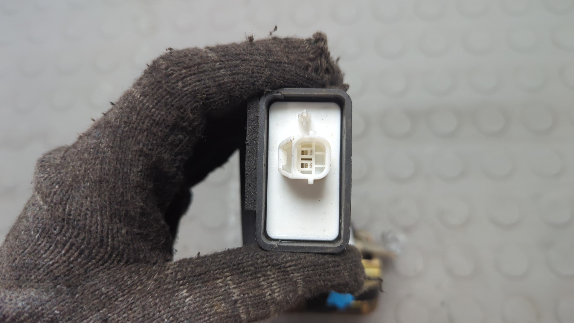 Замок двери передней левой