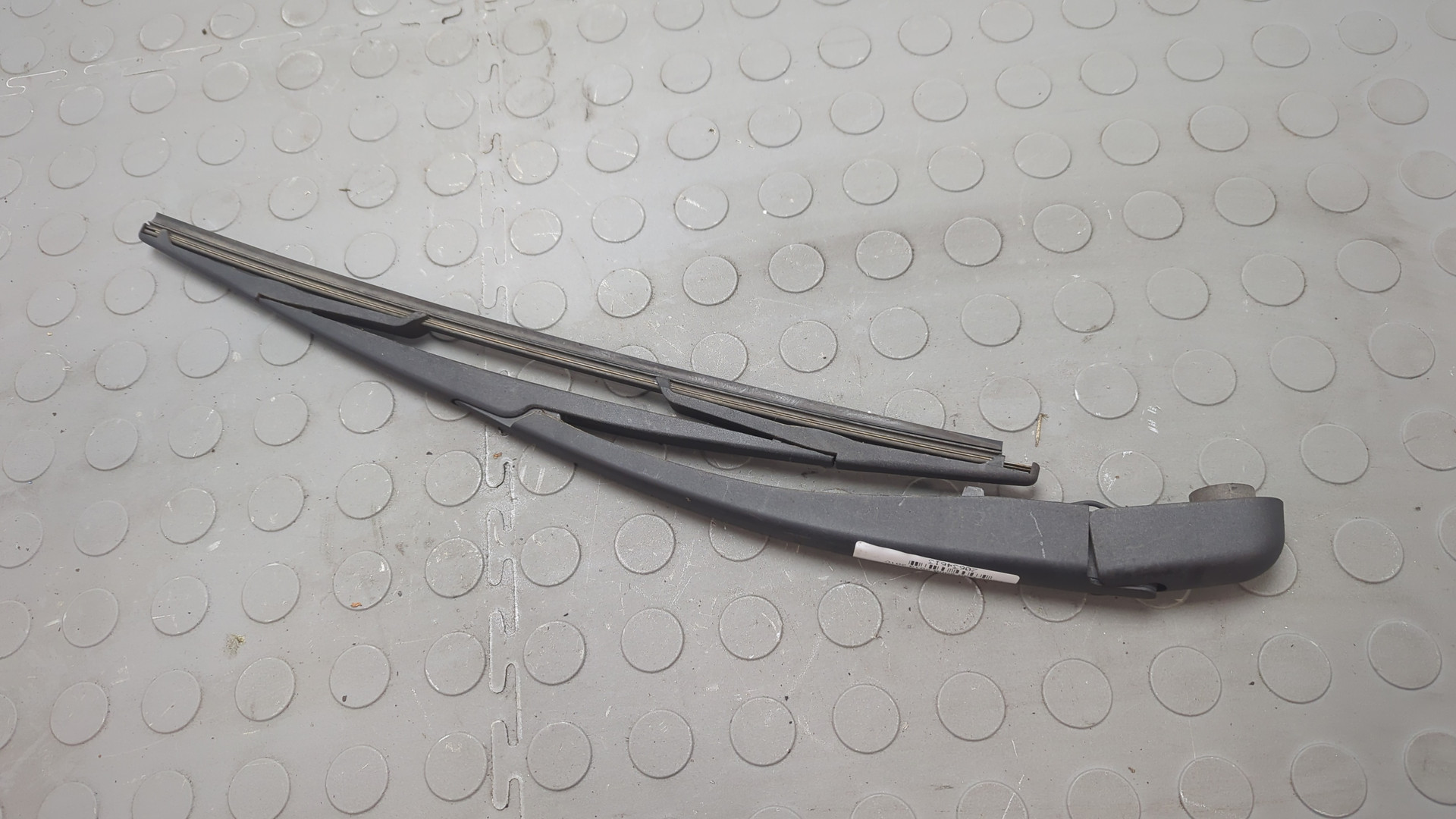 Поводок стеклоочистителя заднего