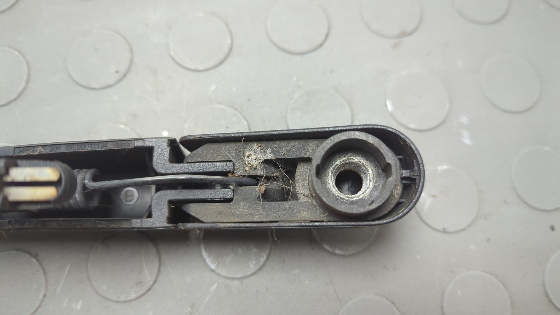 Поводок стеклоочистителя заднего