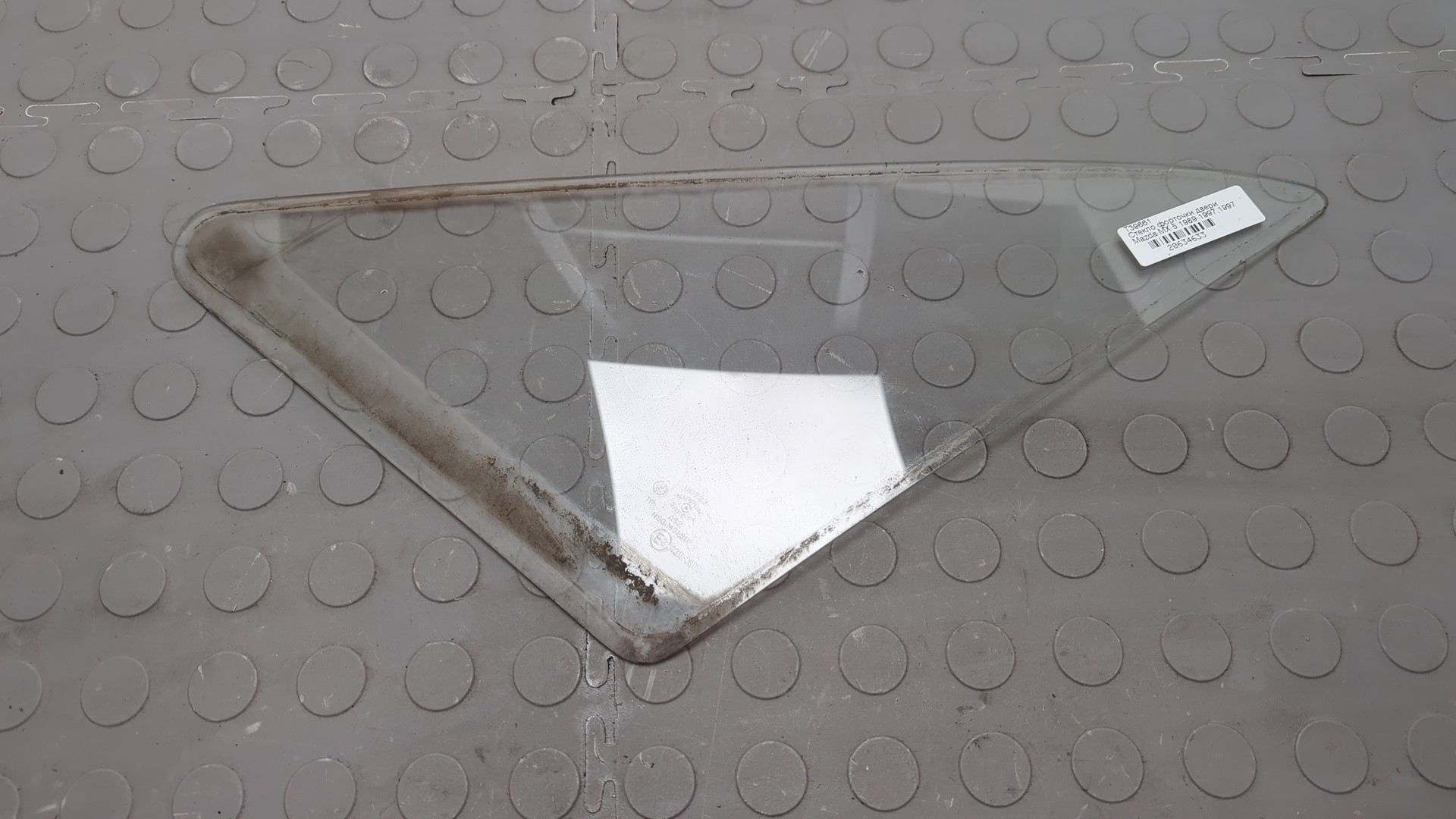 Стекло двери передней левой (форточка)