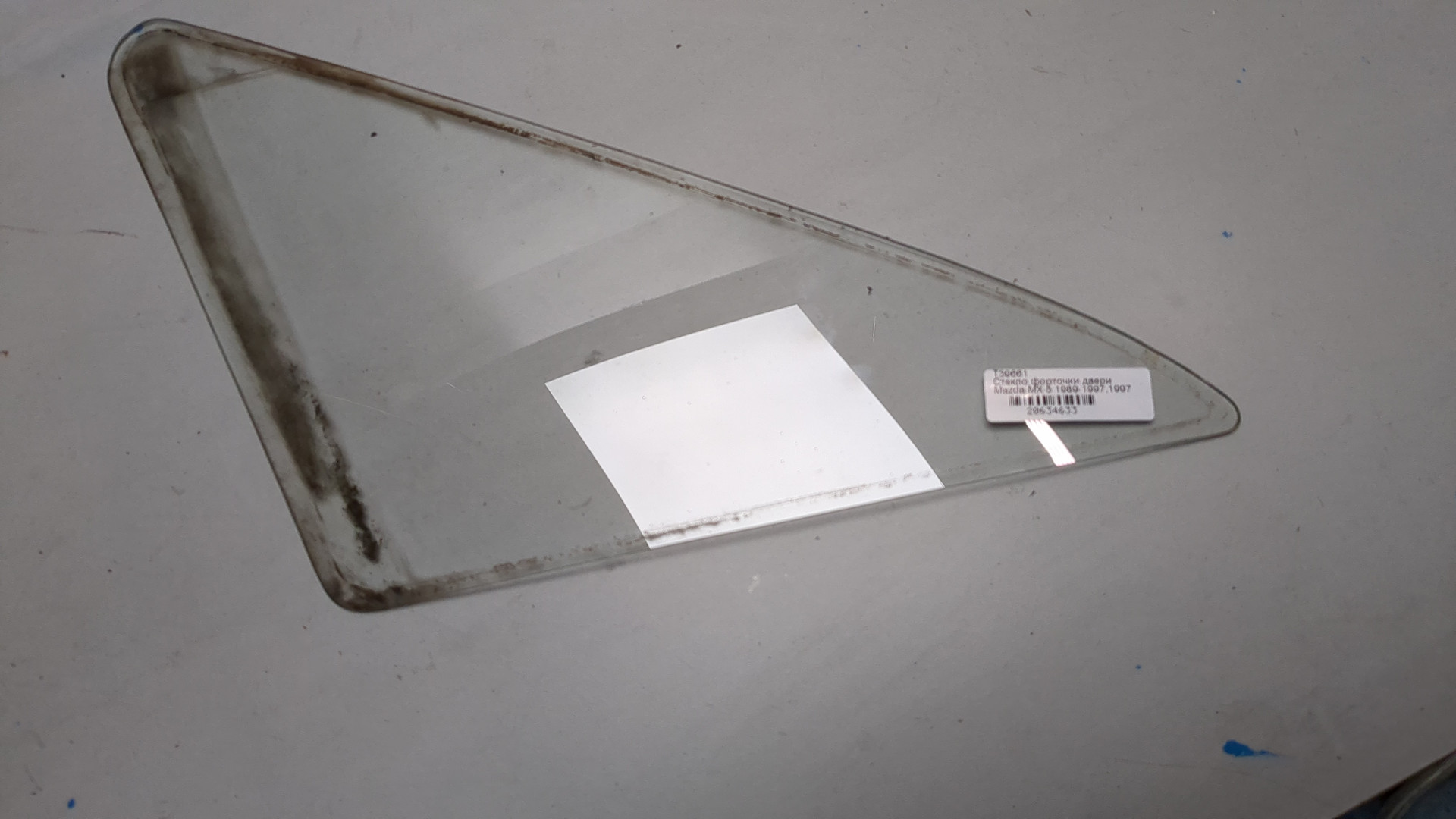 Стекло двери передней левой (форточка)