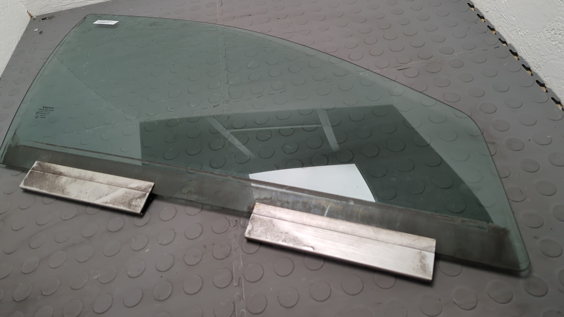 Стекло двери передней правой