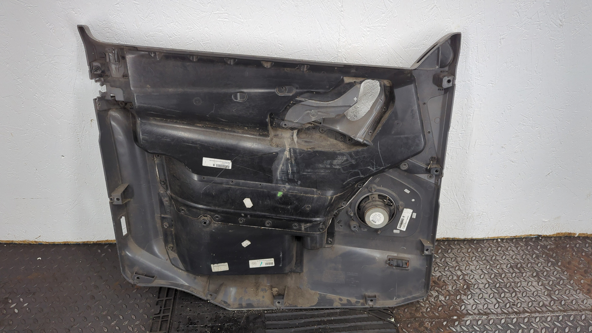 Обшивка двери передней правой