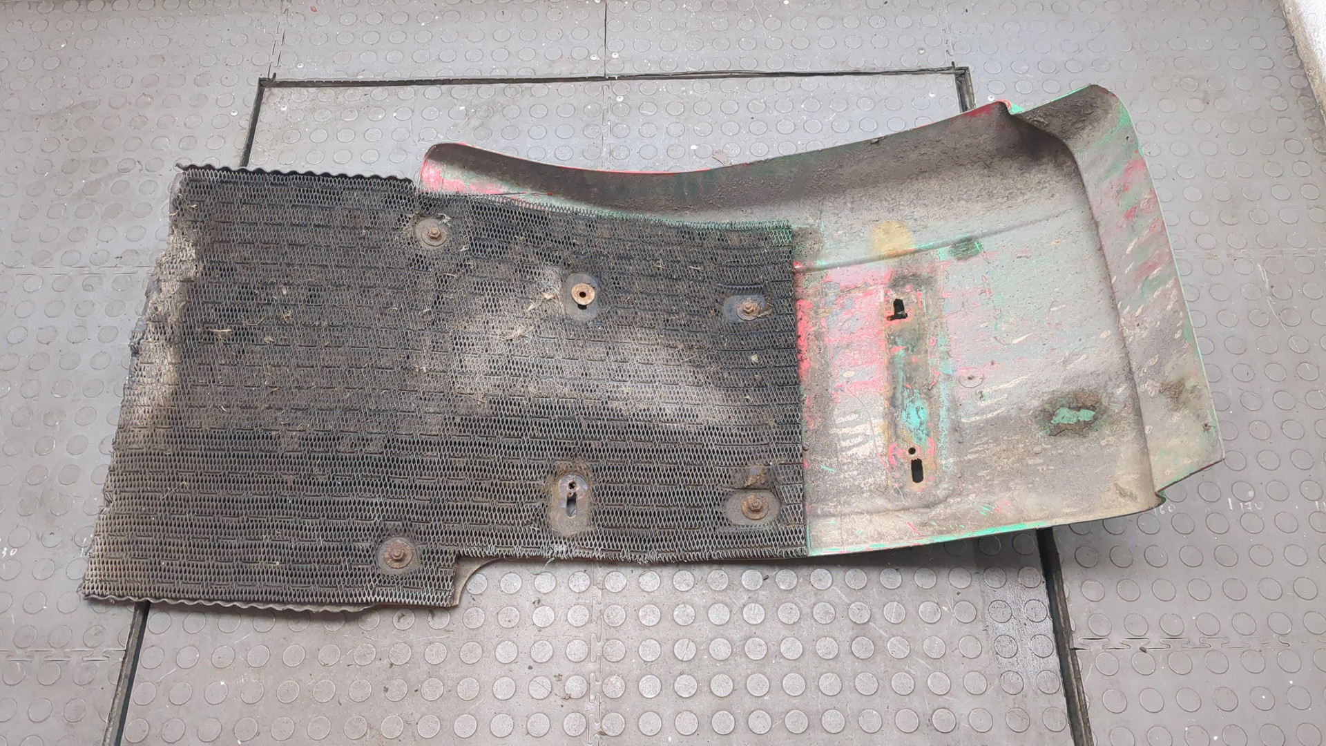 Крыло переднее правое