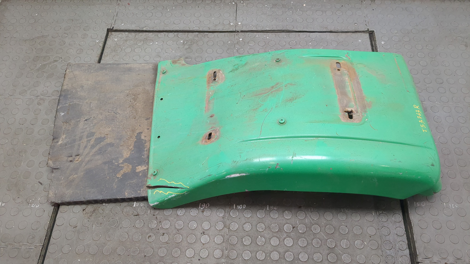 Крыло переднее правое