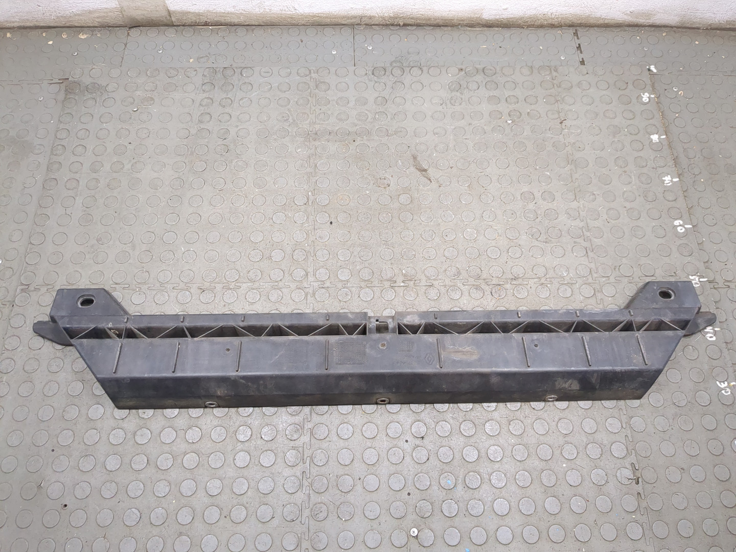 Кронштейн переднего бампера