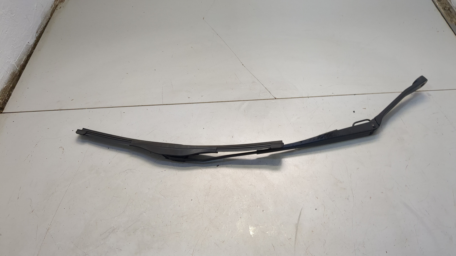 Поводок стеклоочистителя передний правый