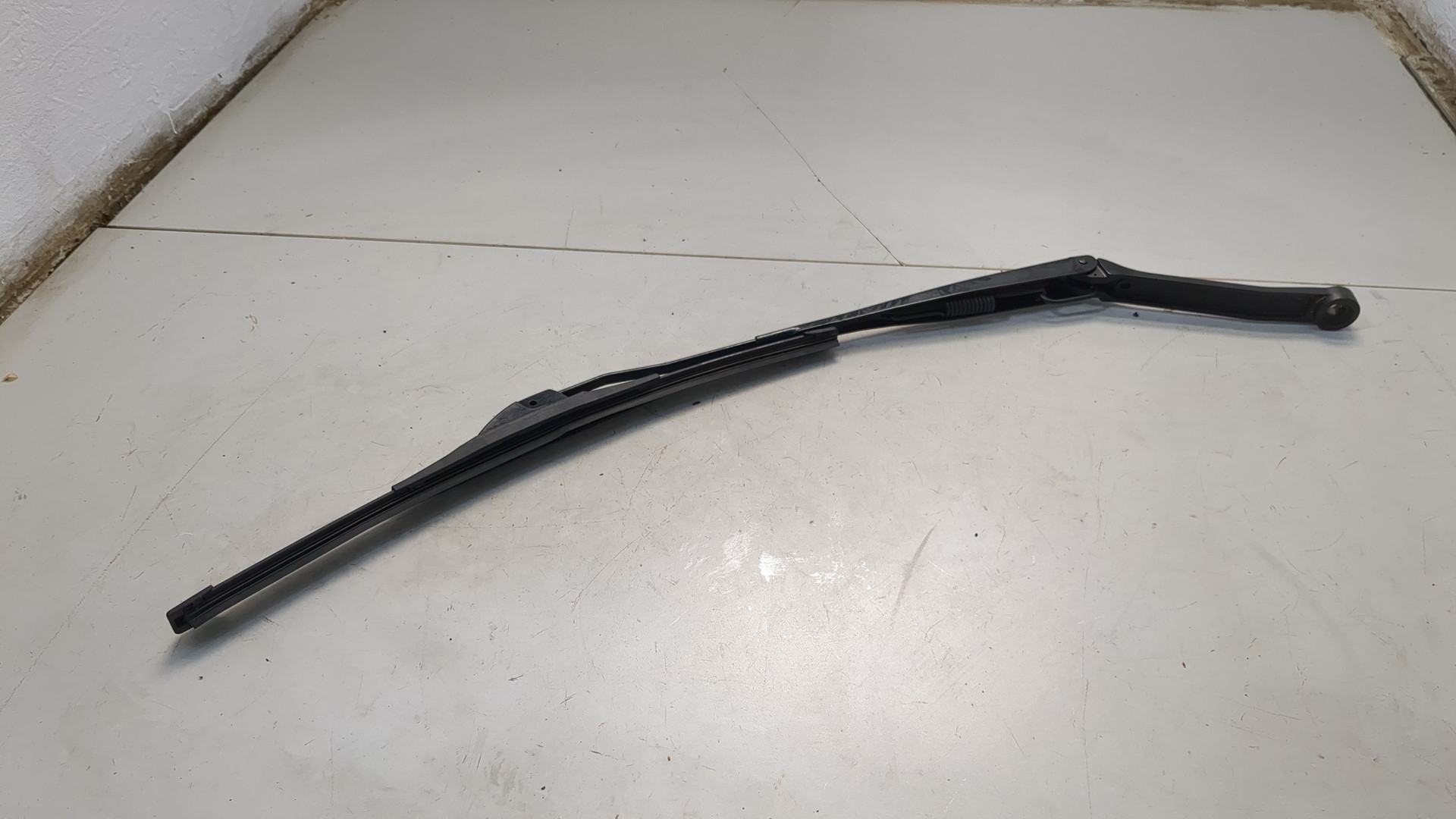 Поводок стеклоочистителя передний правый