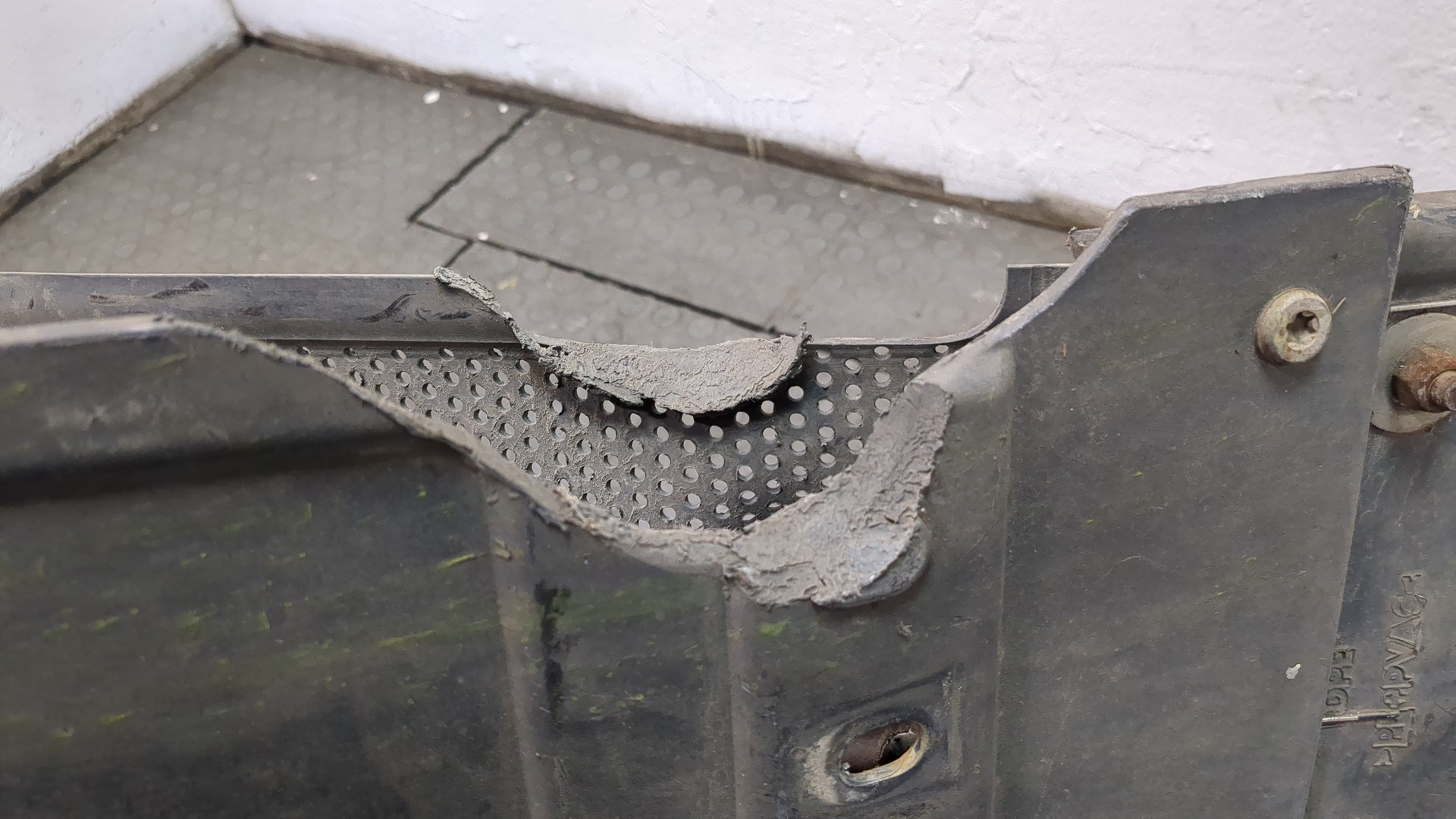 Крыло переднее левое