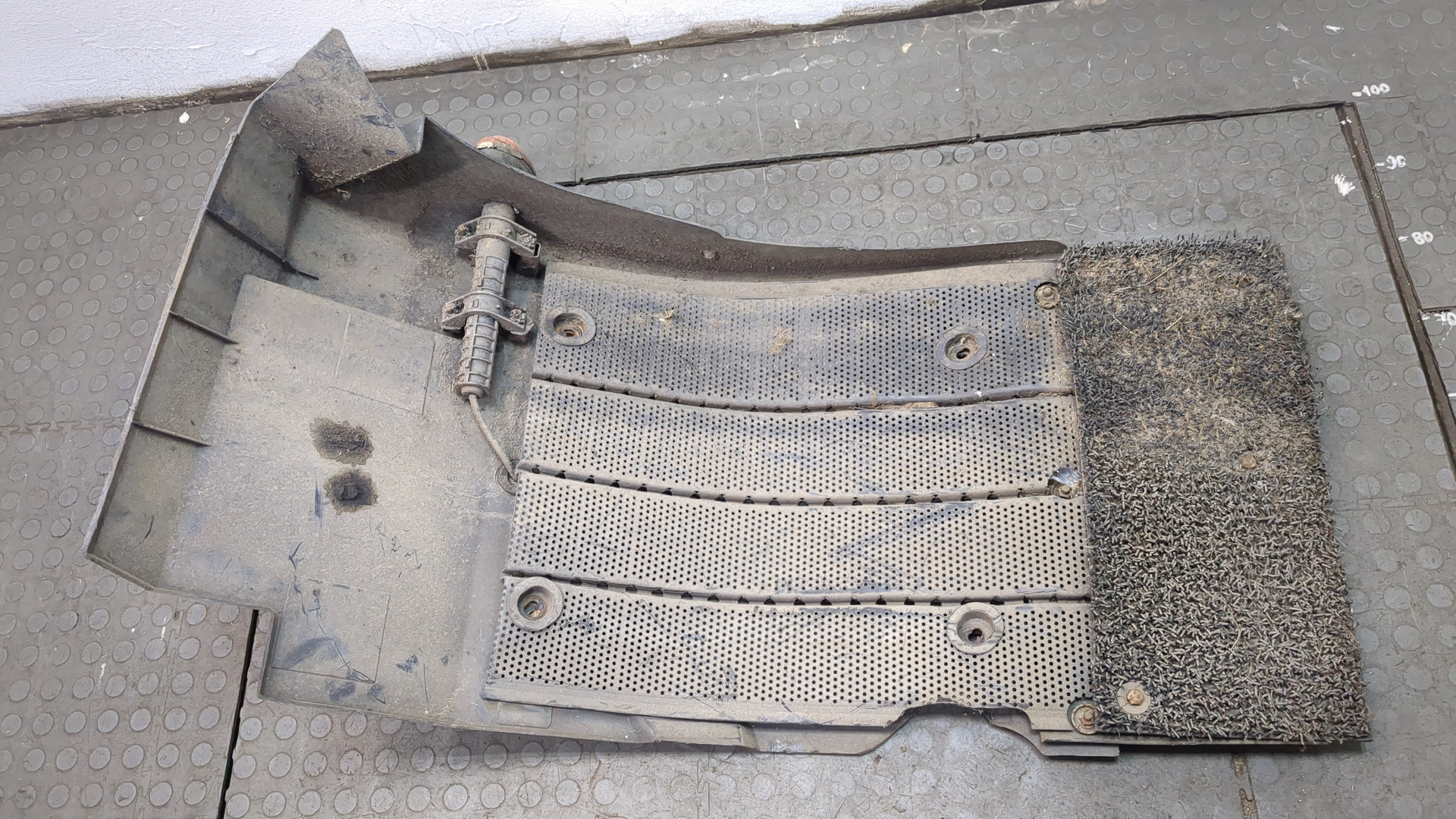 Крыло переднее левое