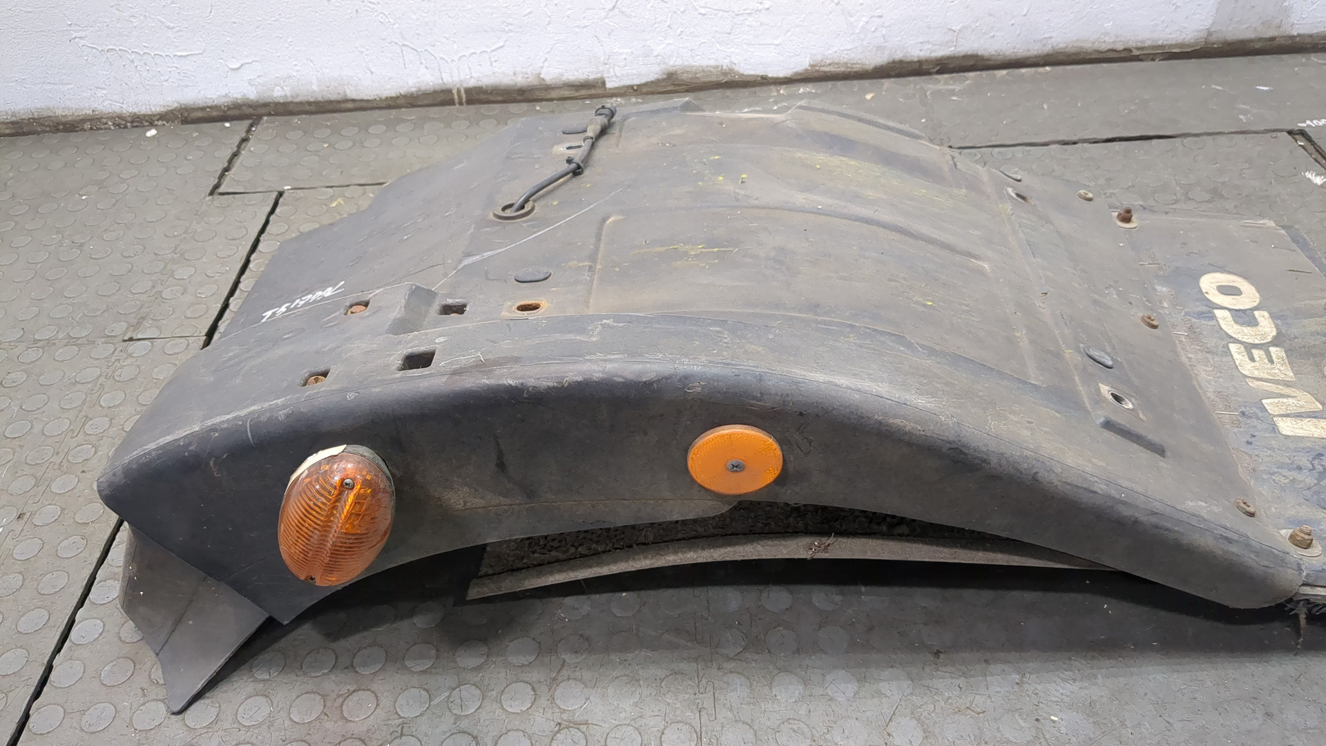 Крыло переднее левое