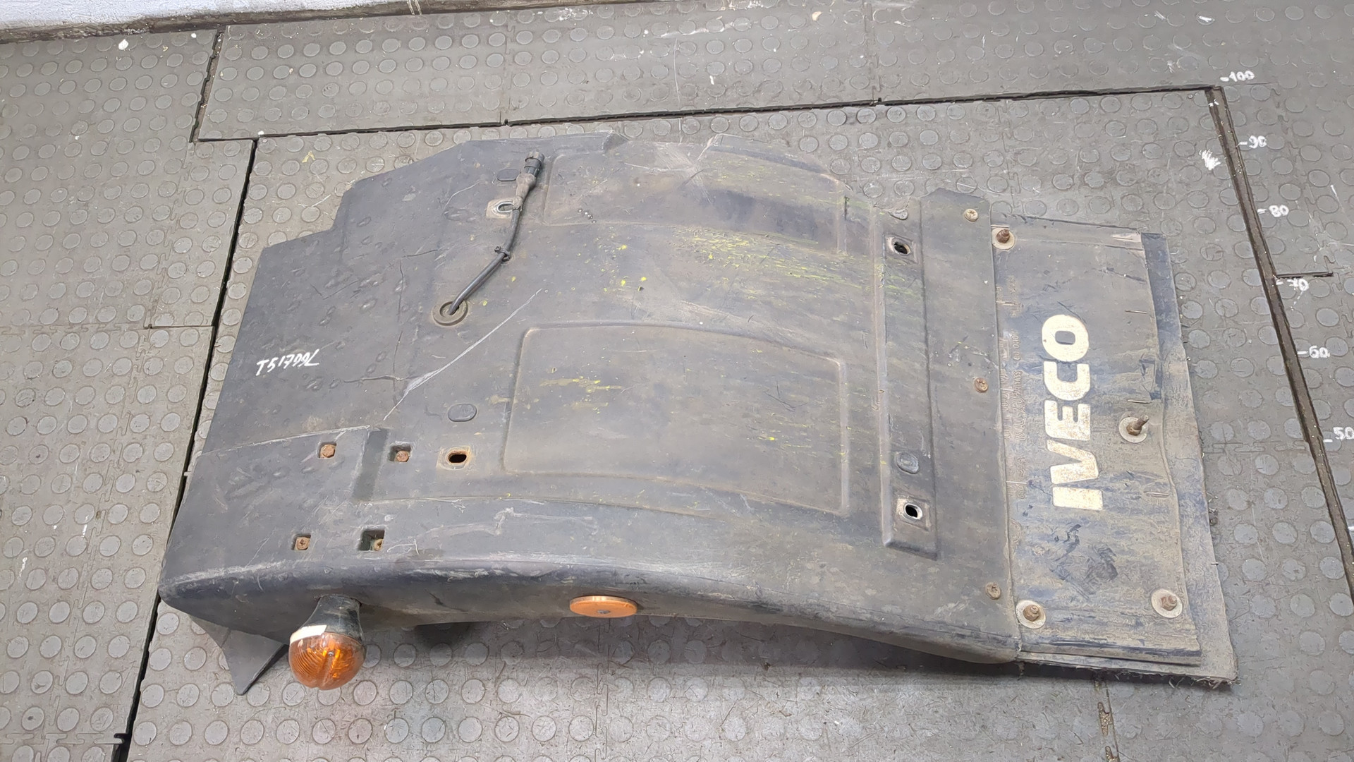 Крыло переднее левое