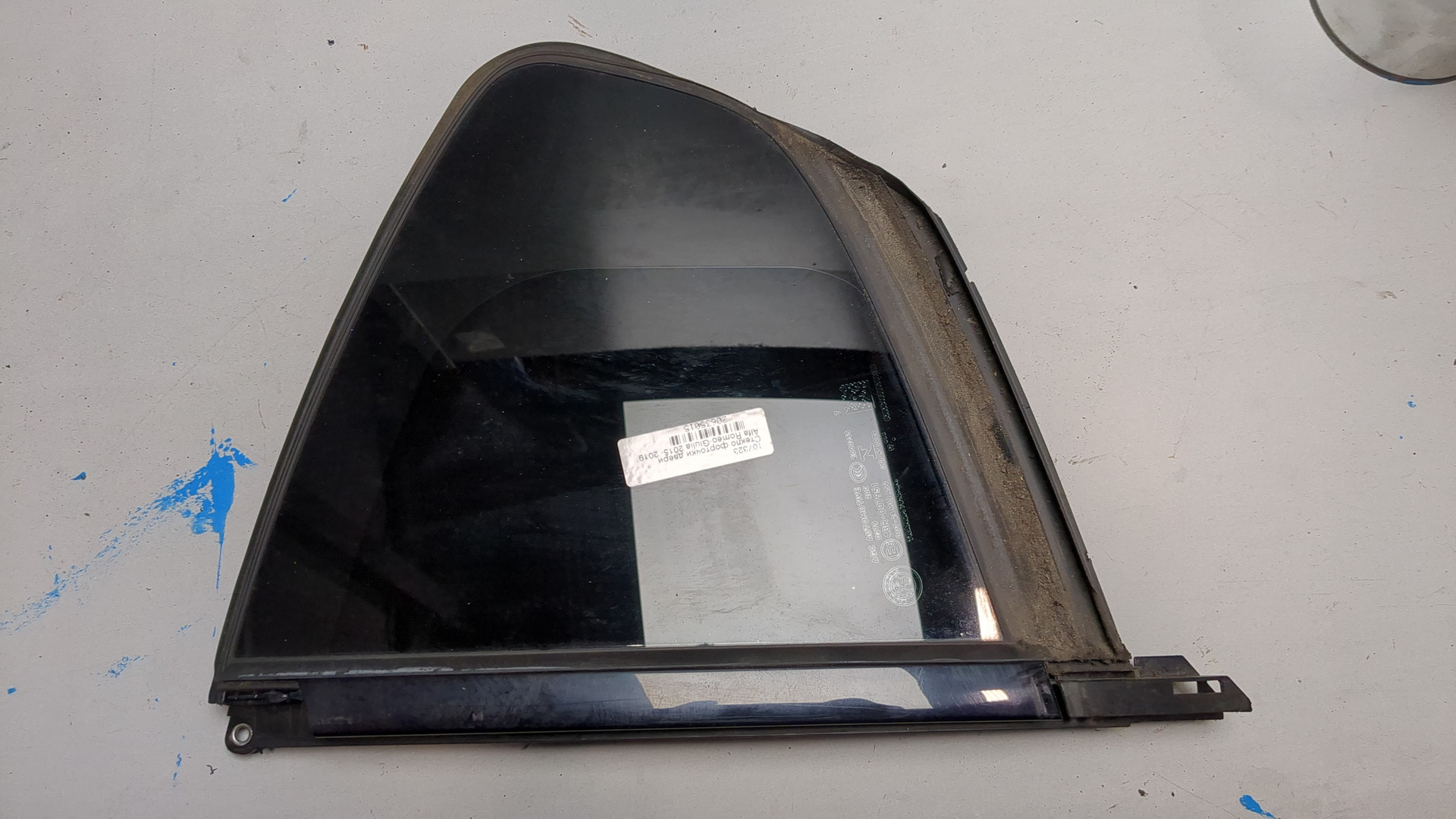 Стекло двери задней левой (форточка)