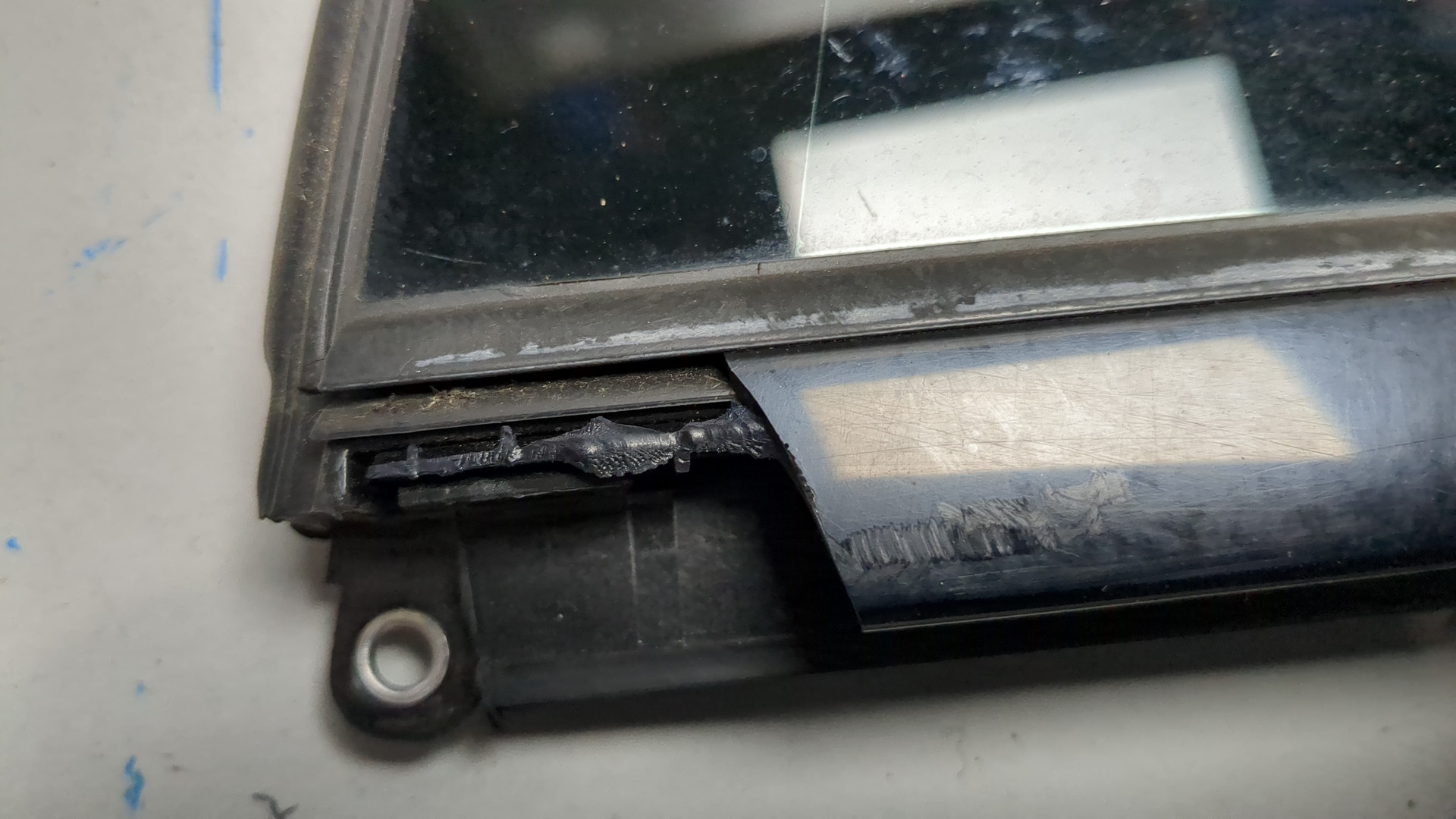 Стекло двери задней левой (форточка)