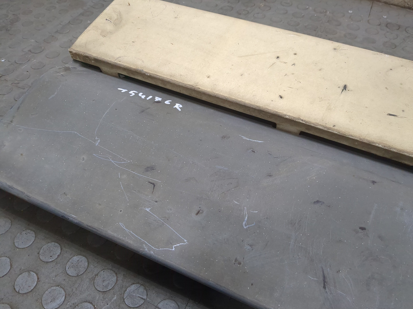 Крыло переднее правое