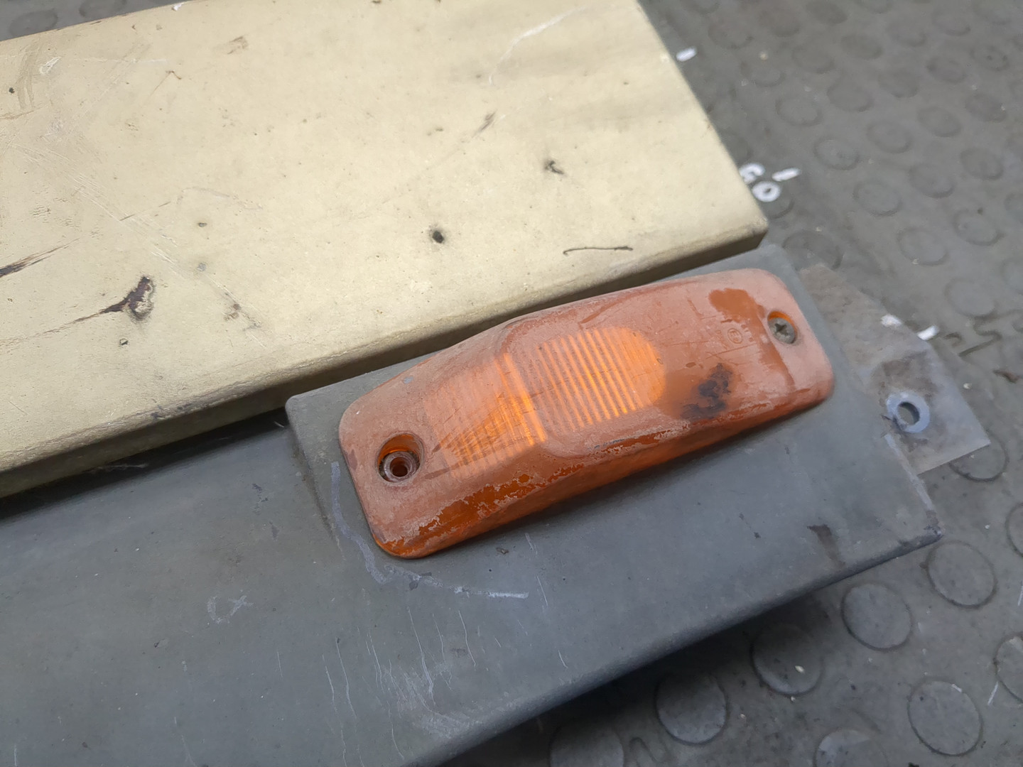 Крыло переднее правое