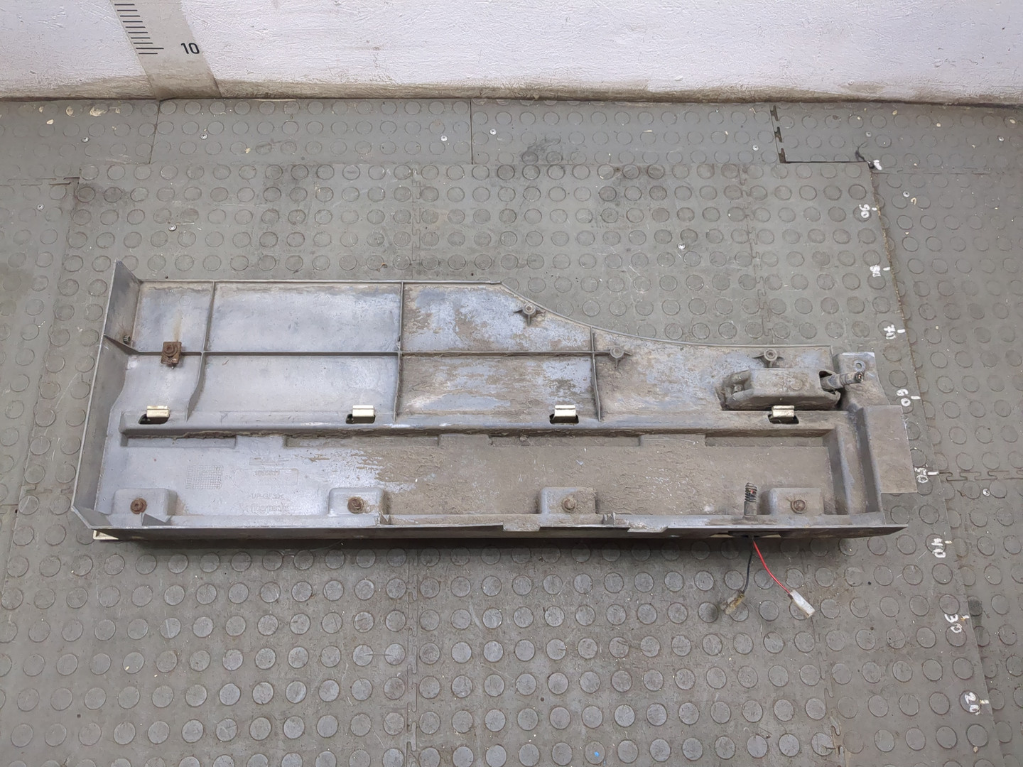 Крыло переднее правое