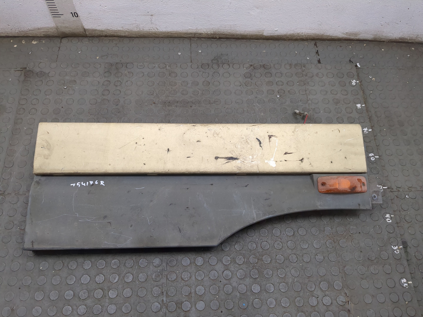 Крыло переднее правое