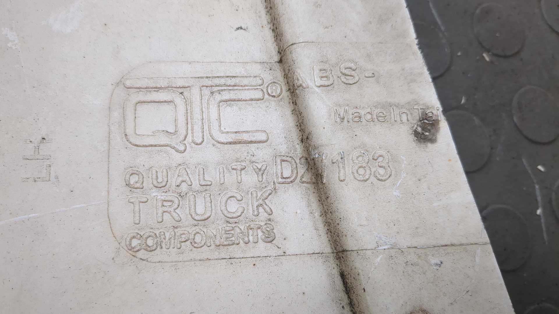 Планка под фару правая