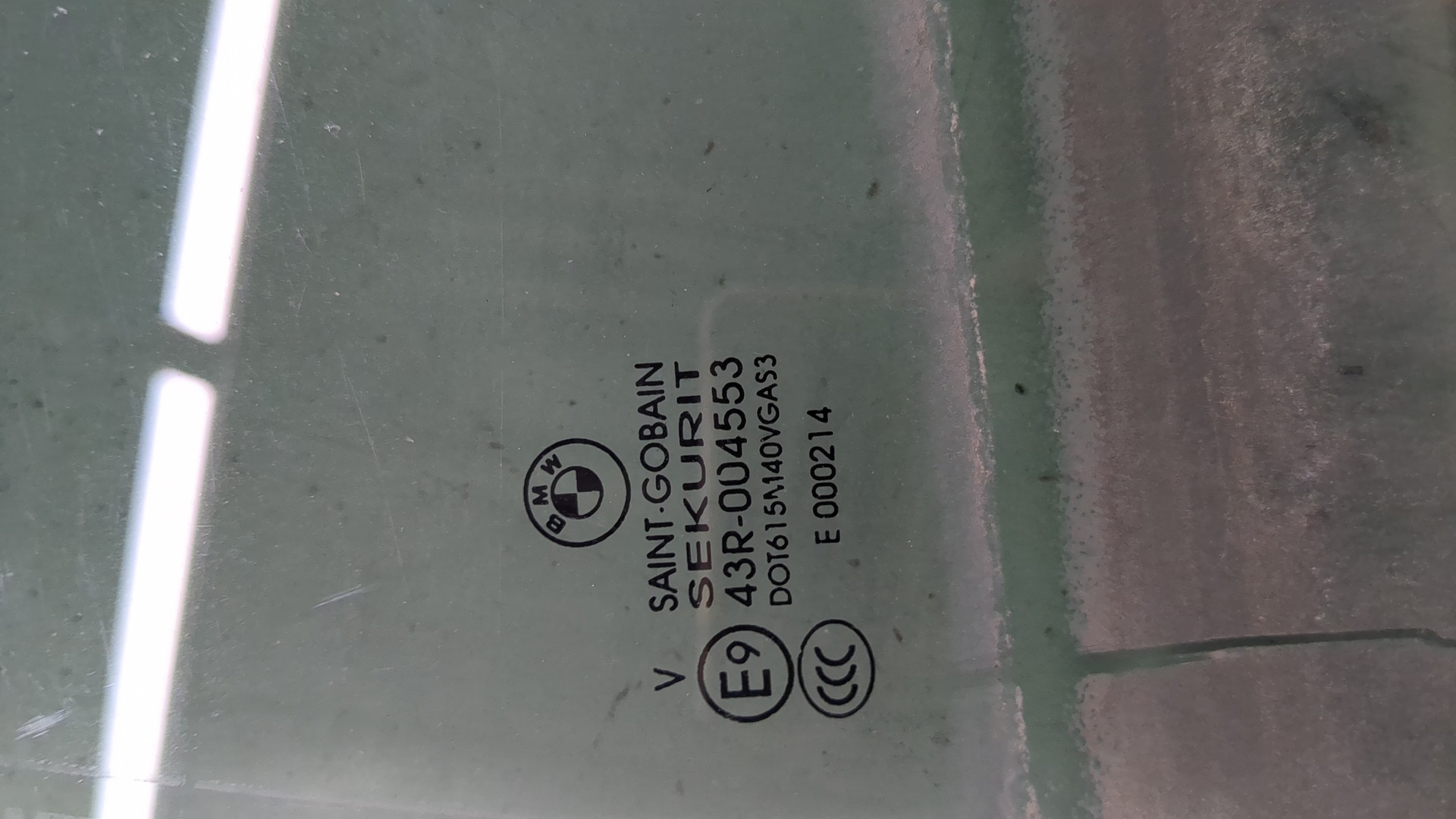 Стекло двери задней левой