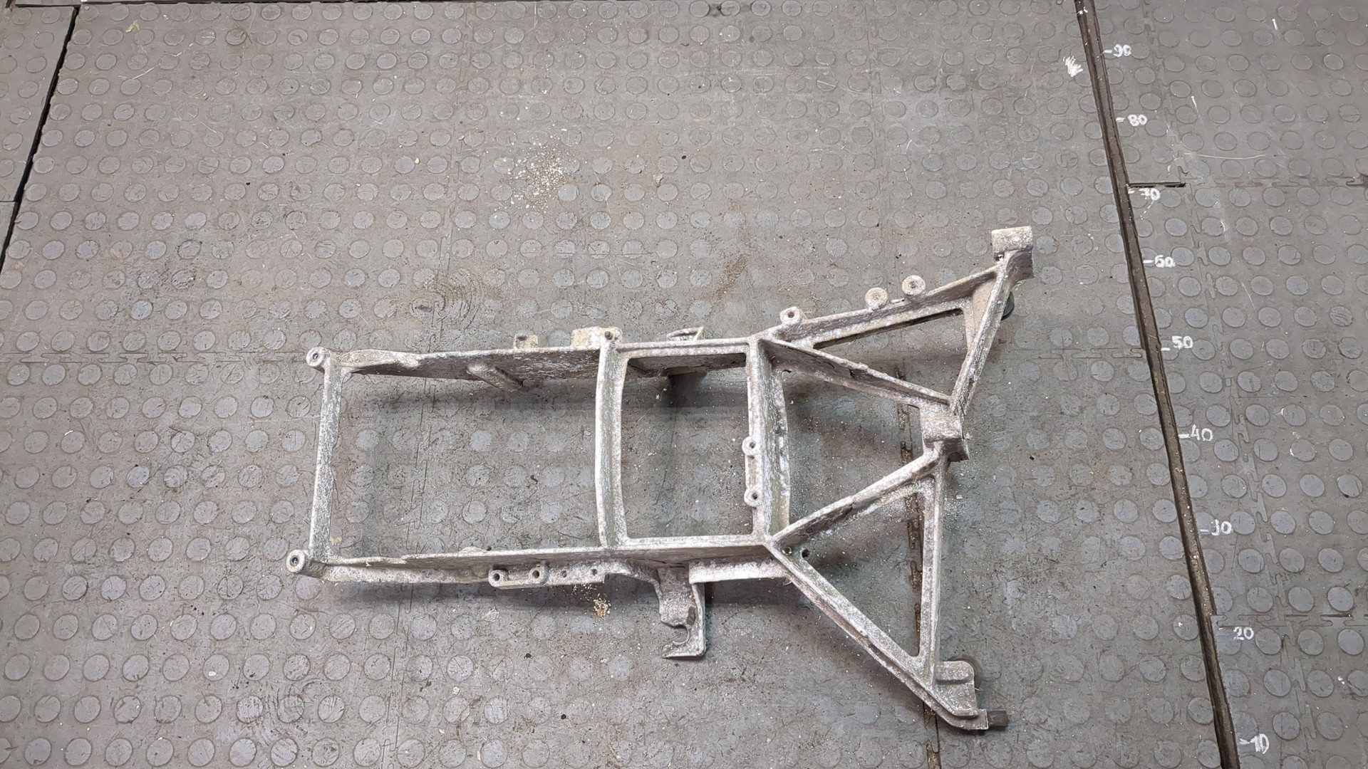 Кронштейн фар правый