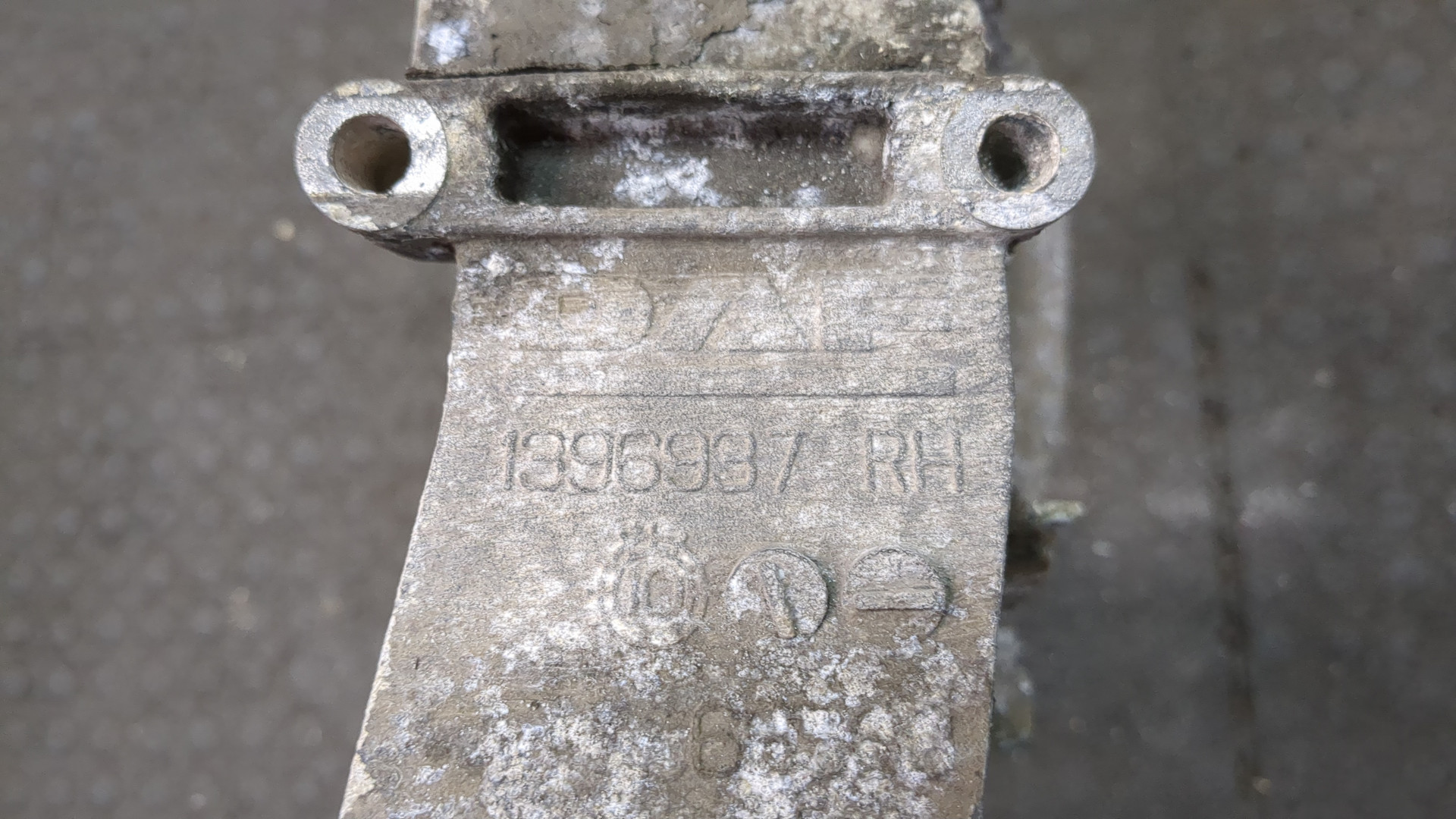 Кронштейн фар правый