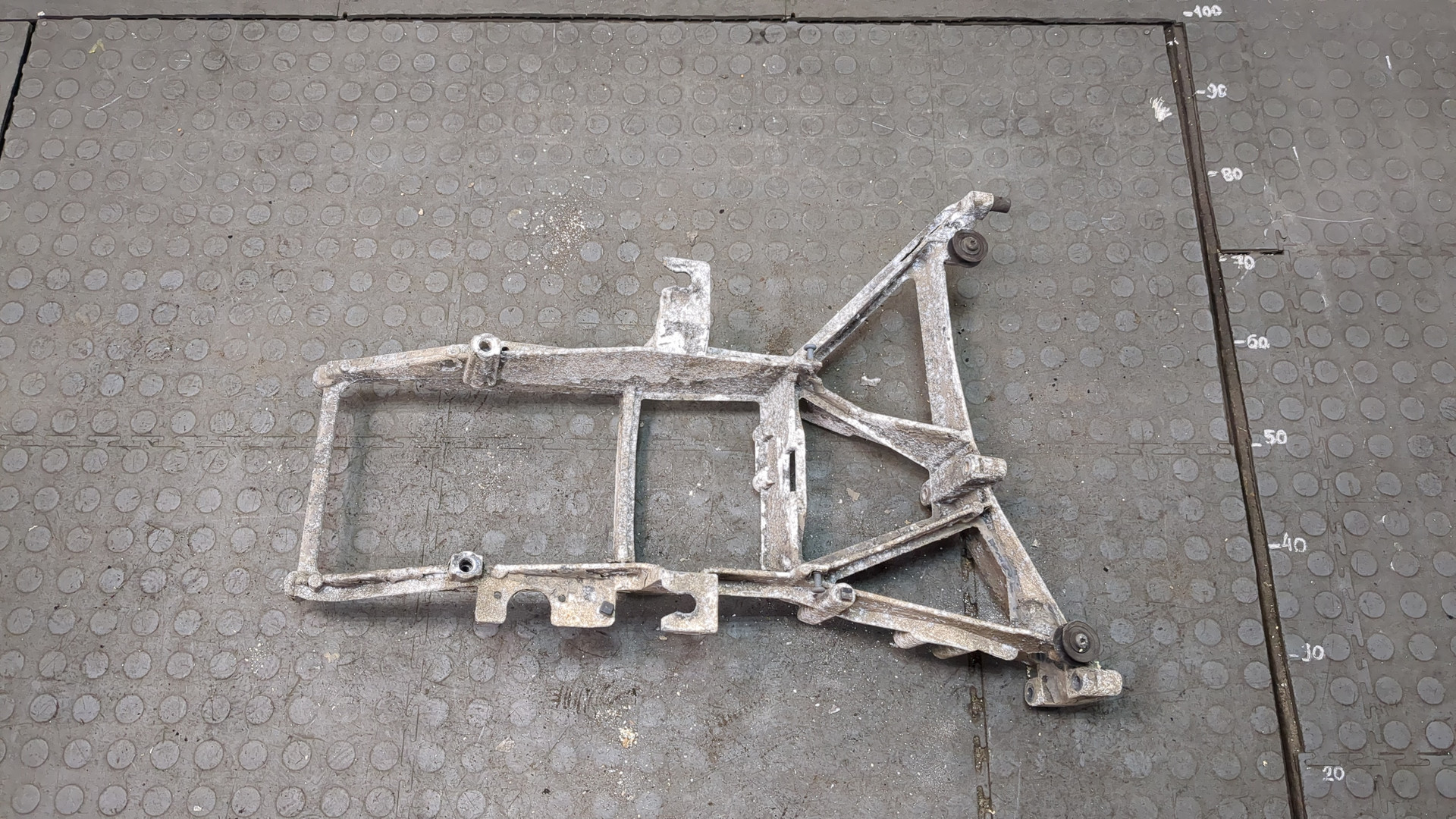 Кронштейн фар правый