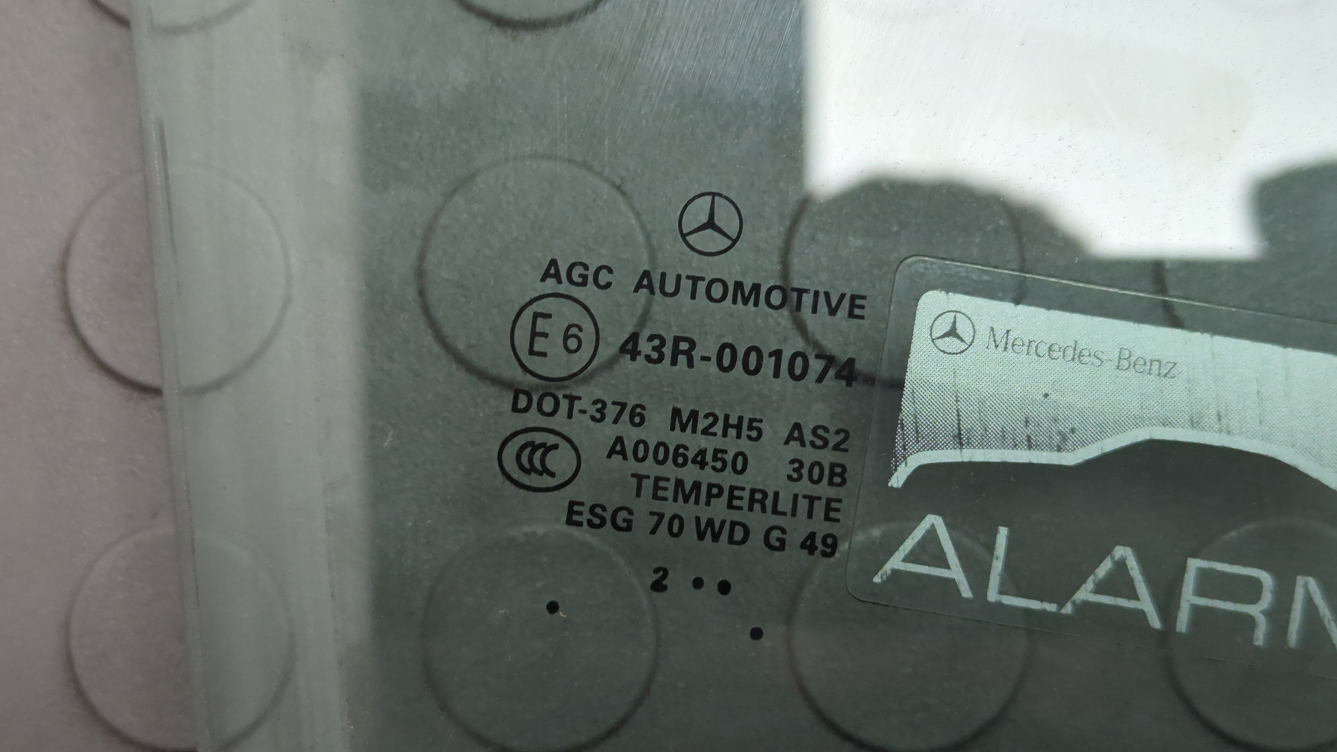 Стекло двери передней правой