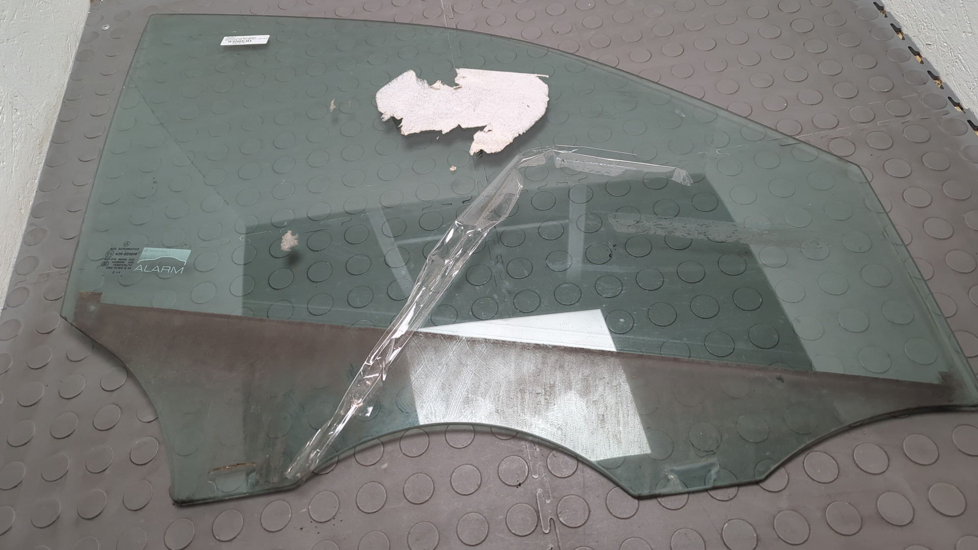 Стекло двери передней правой