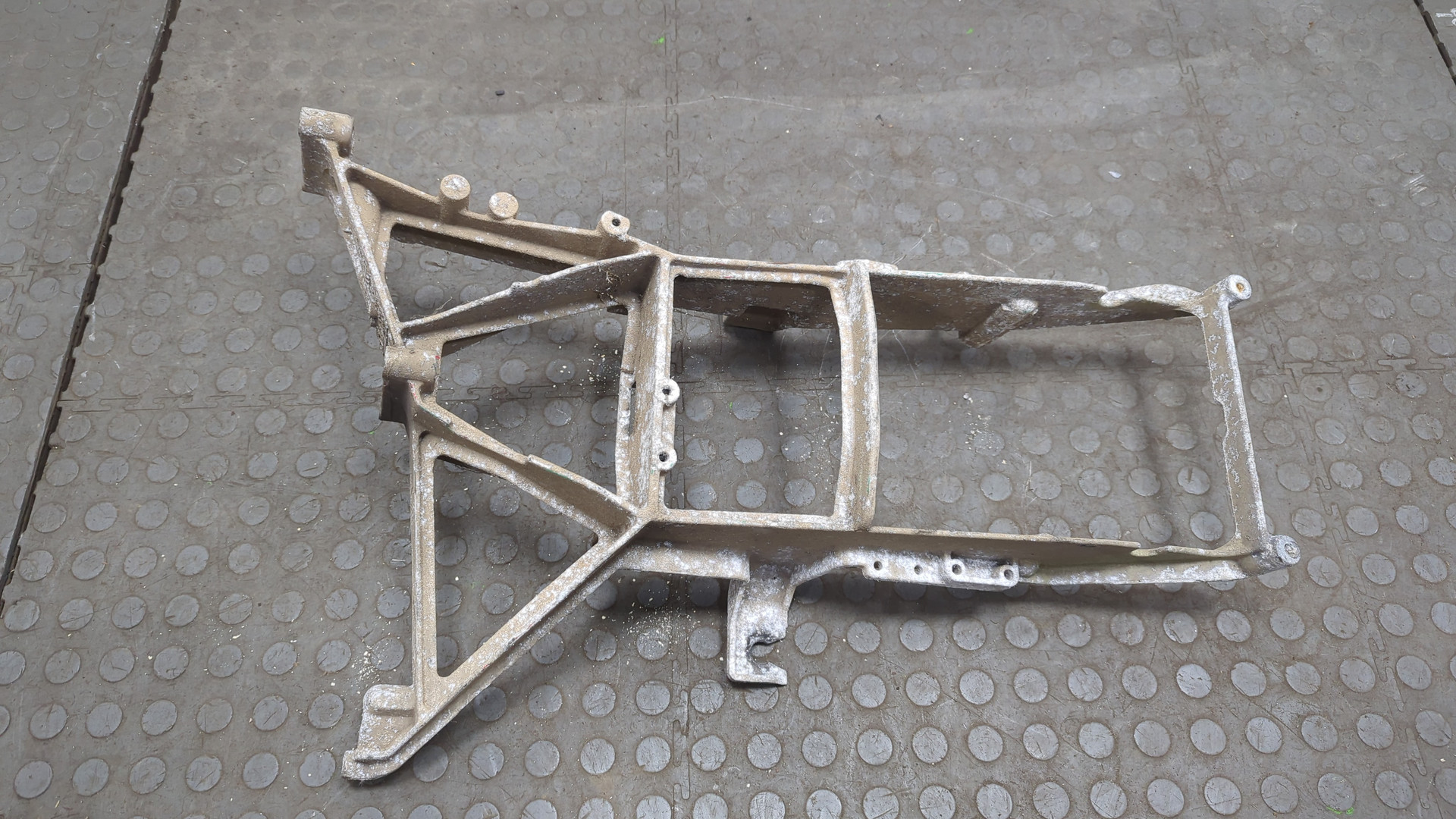 Кронштейн фар левый