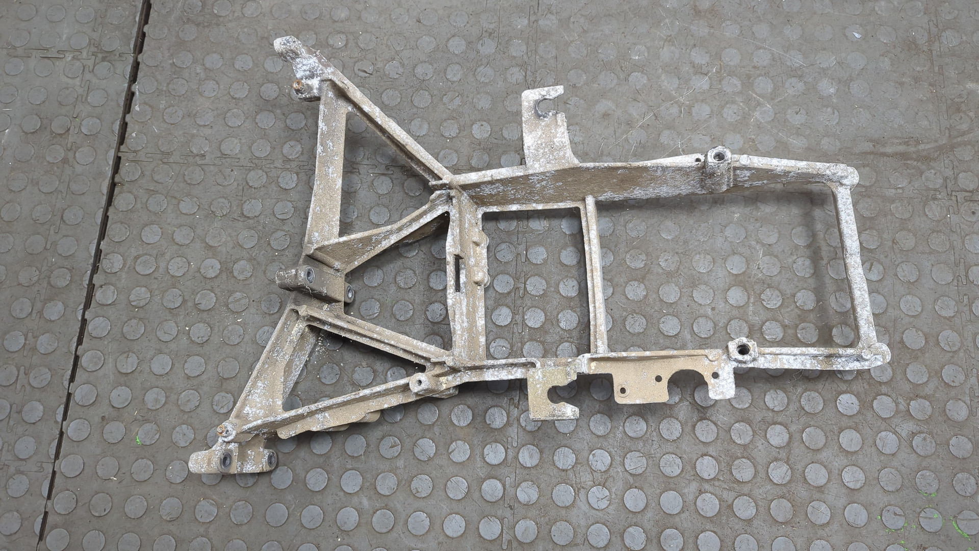 Кронштейн фар левый