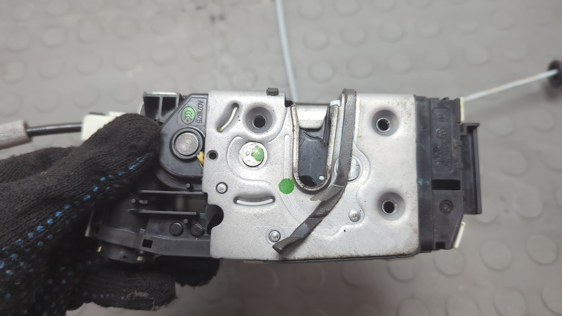 Замок двери передней правой