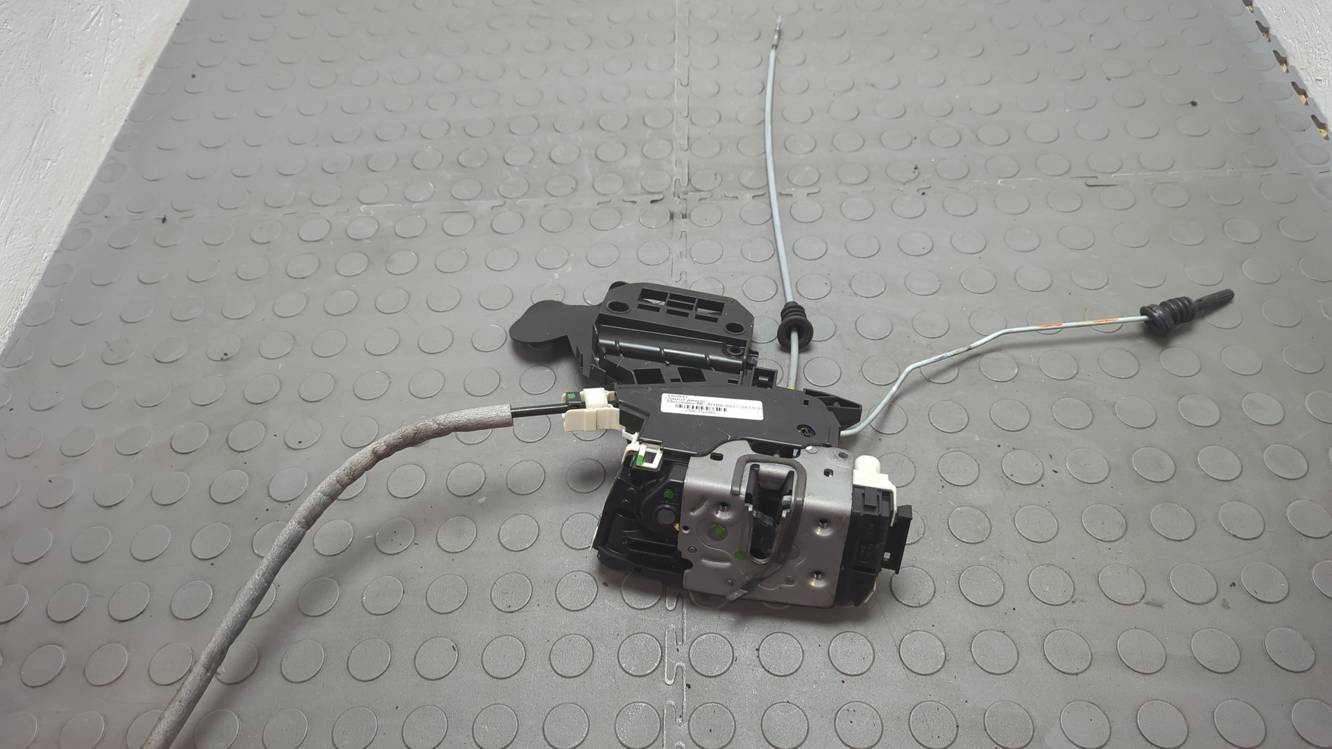 Замок двери передней правой