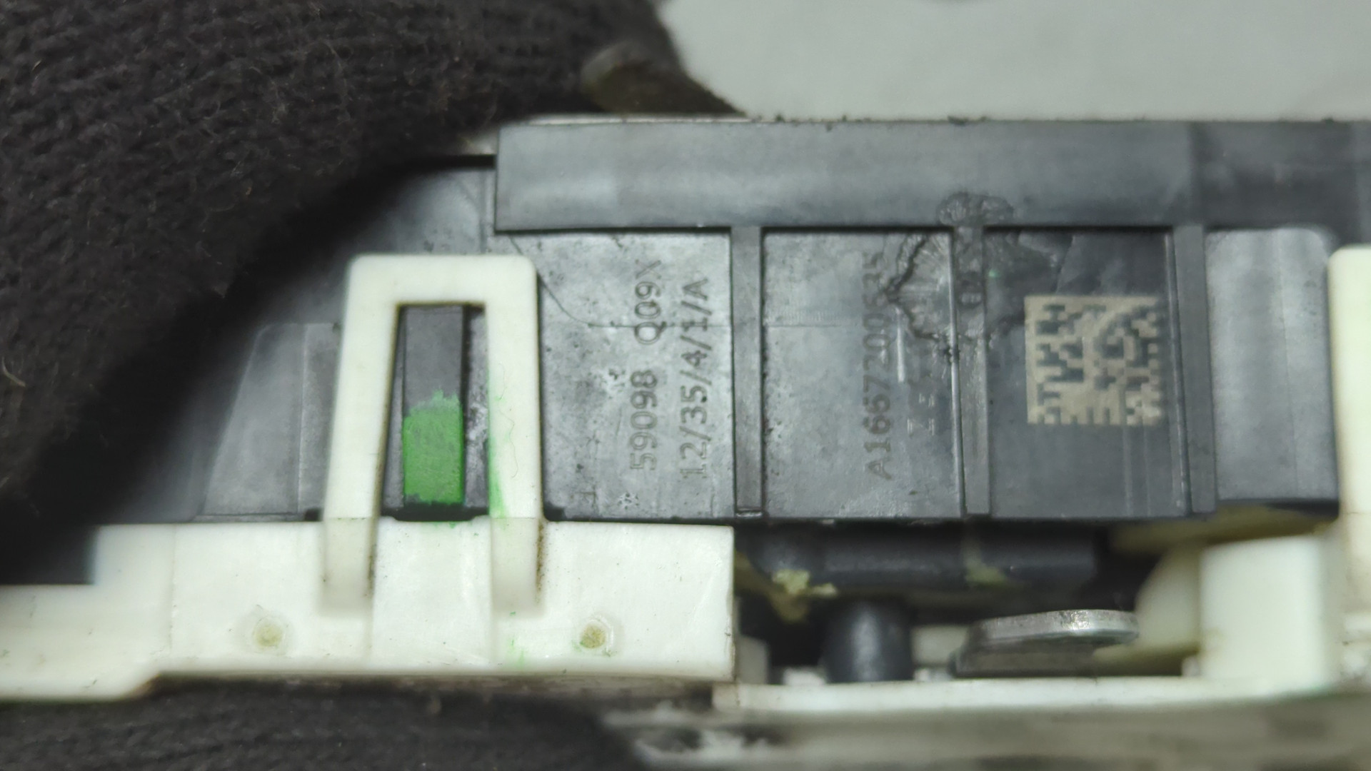 Замок двери передней правой