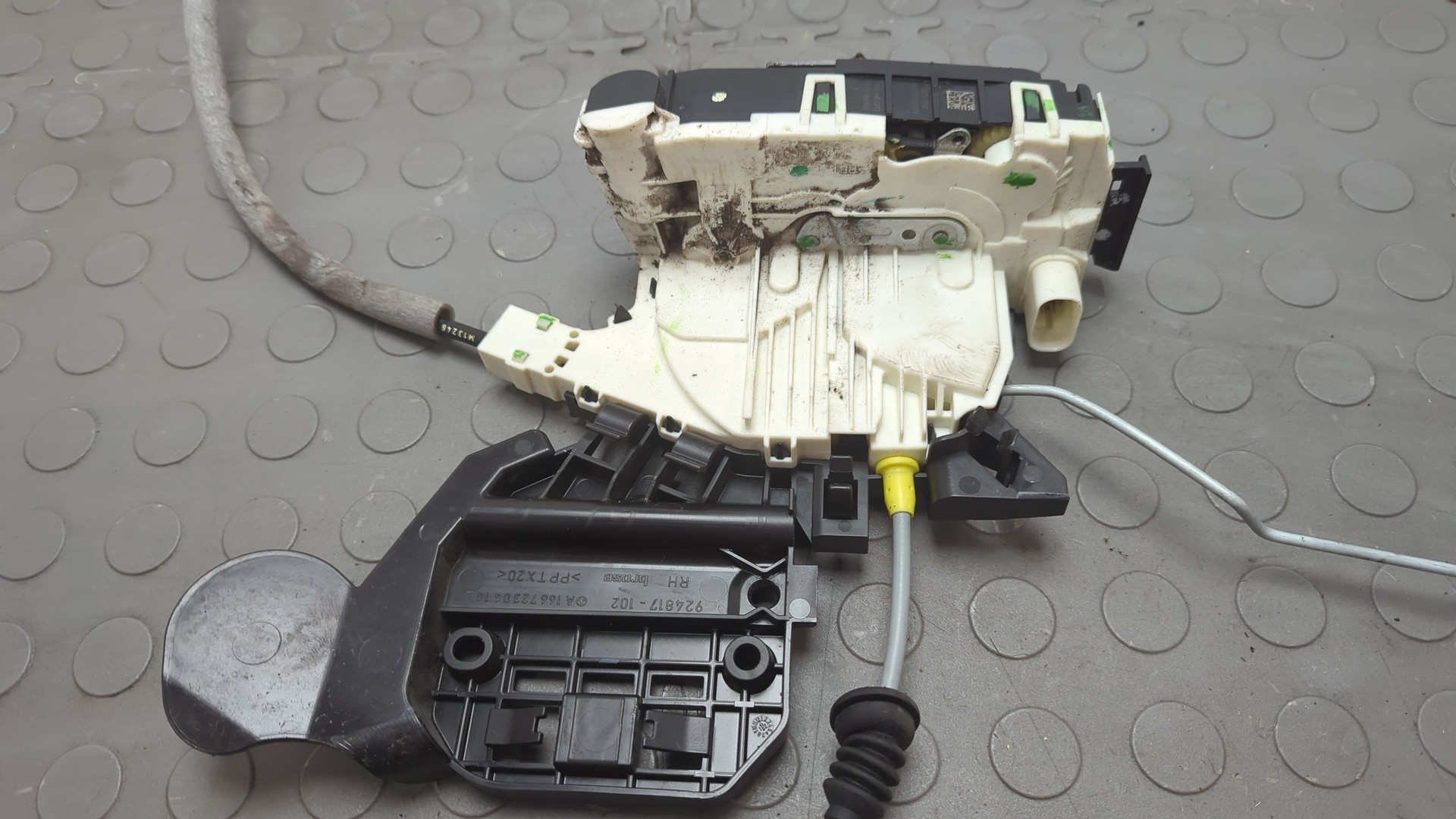 Замок двери передней правой