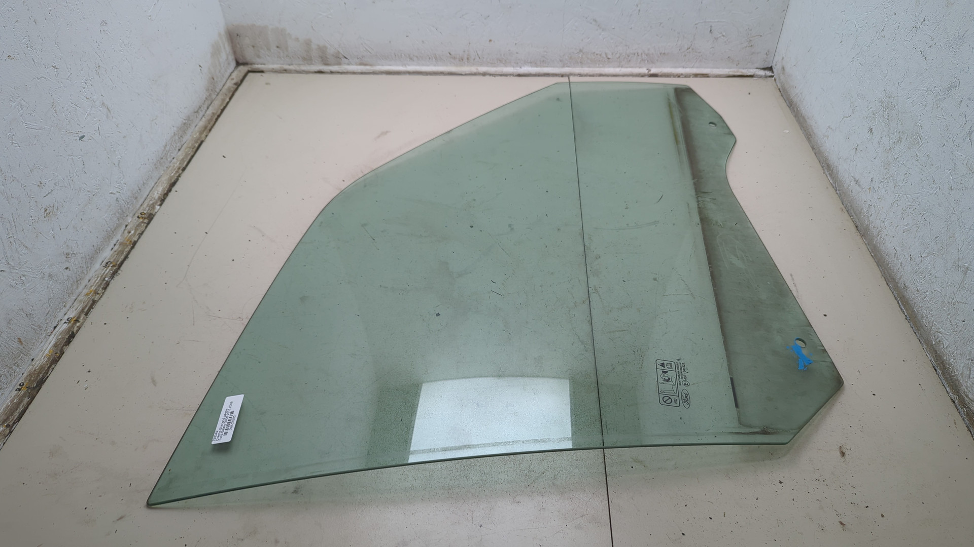 Стекло двери передней правой