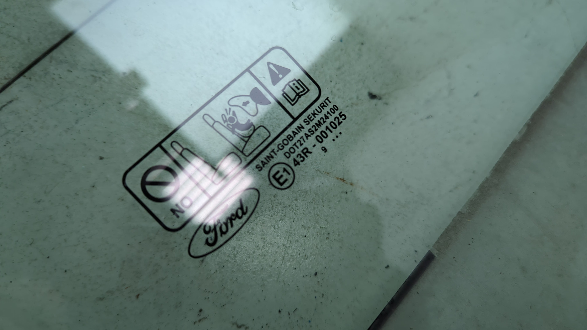 Стекло двери передней правой