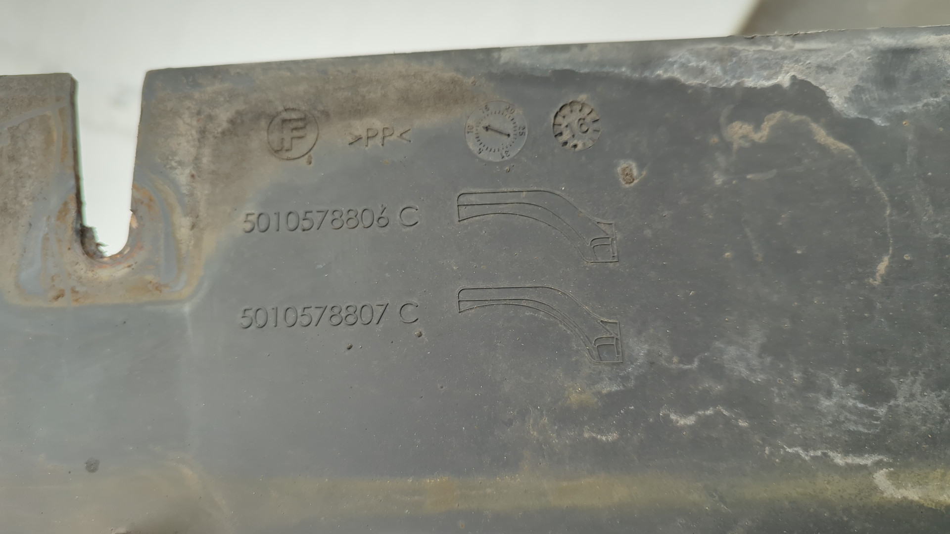 Крыло переднее правое