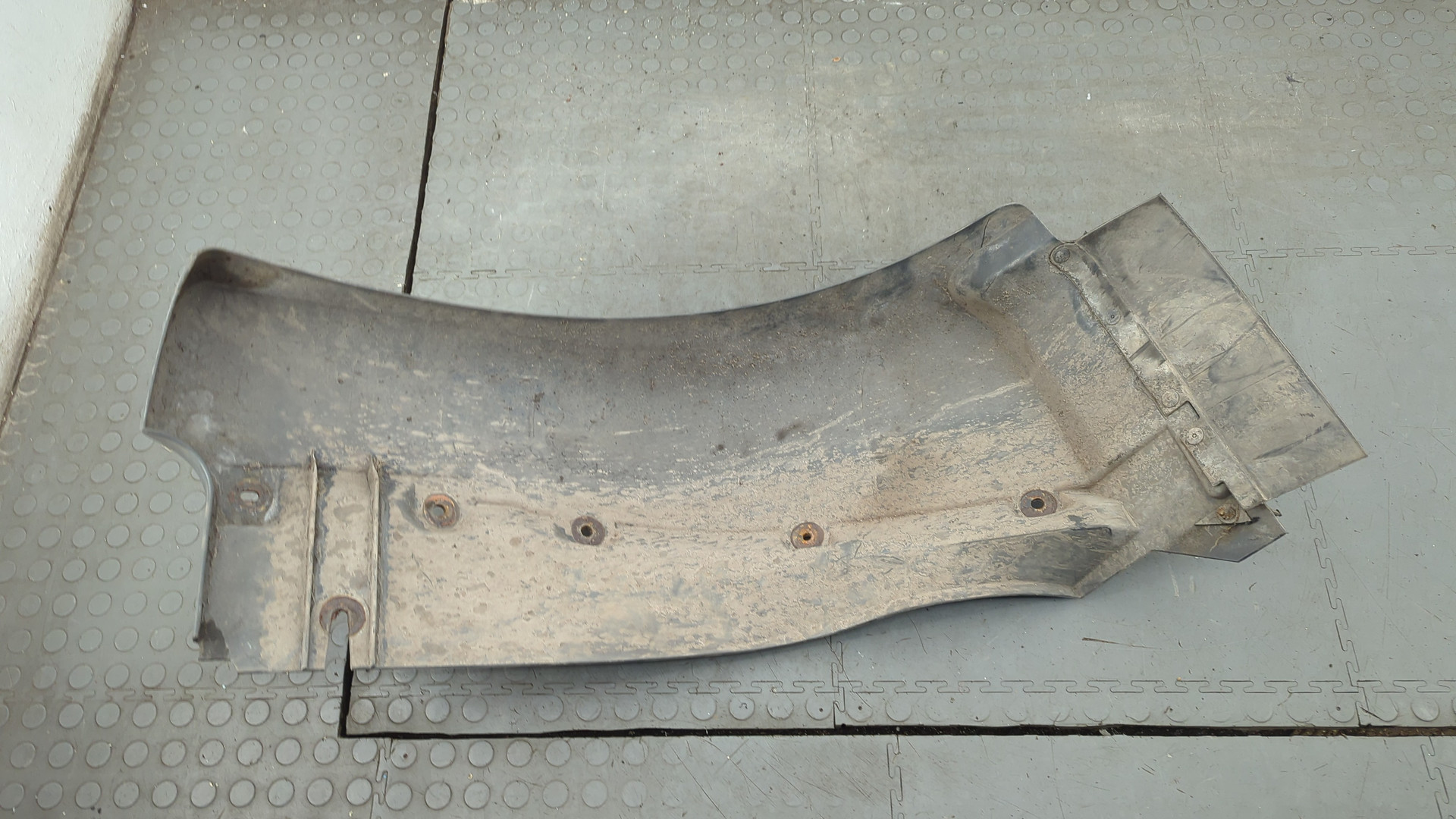 Крыло переднее правое