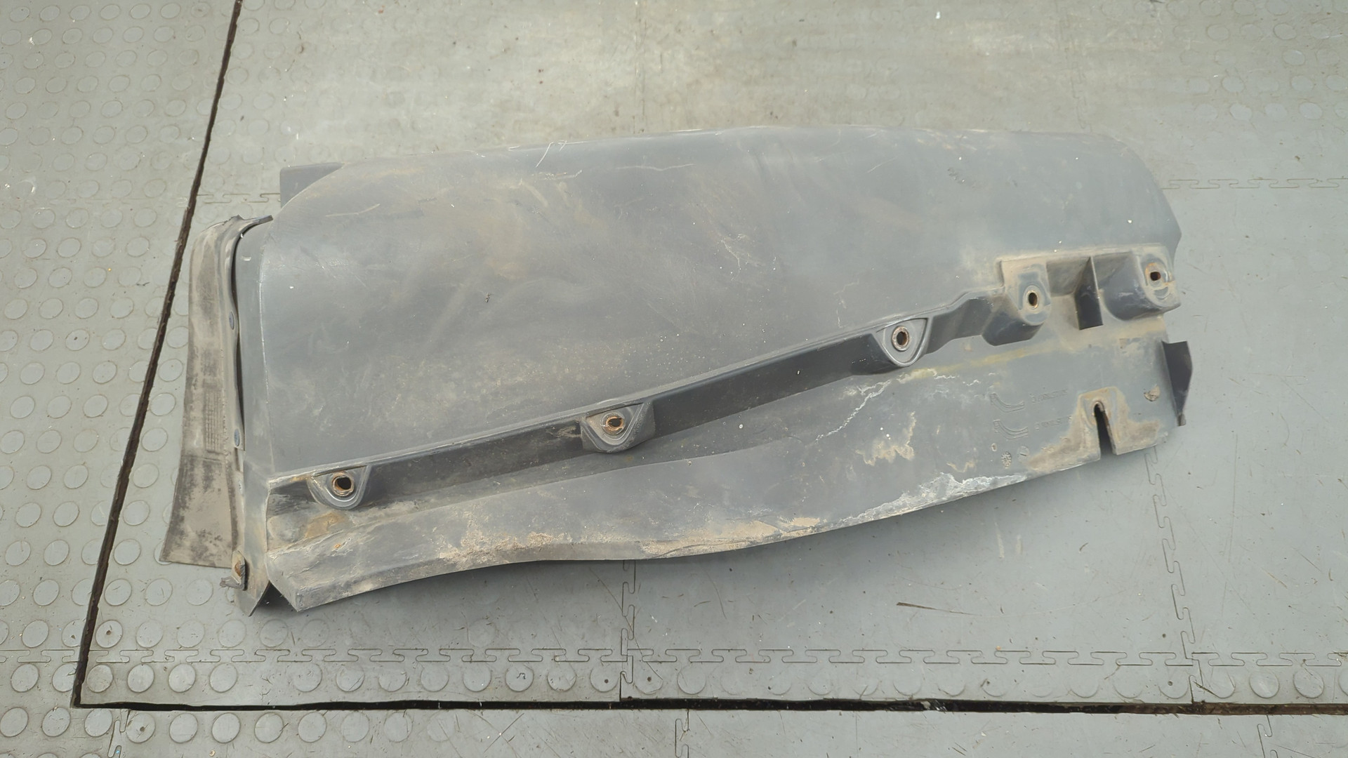 Крыло переднее правое