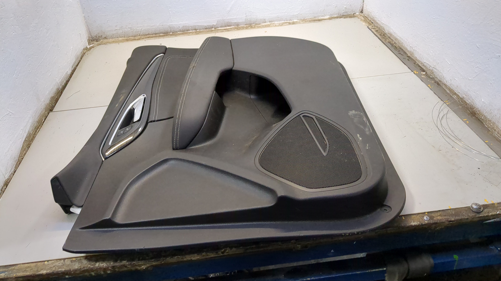 Обшивка двери передней правой