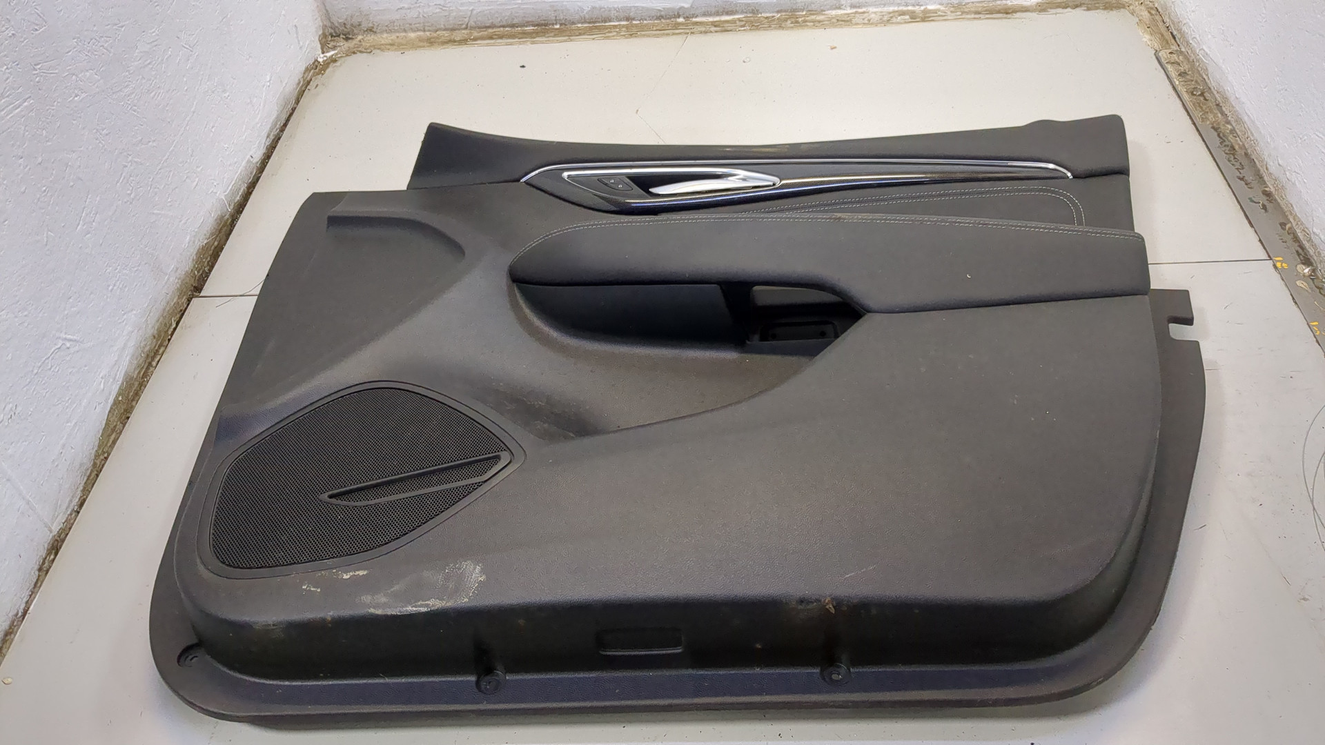 Обшивка двери передней правой