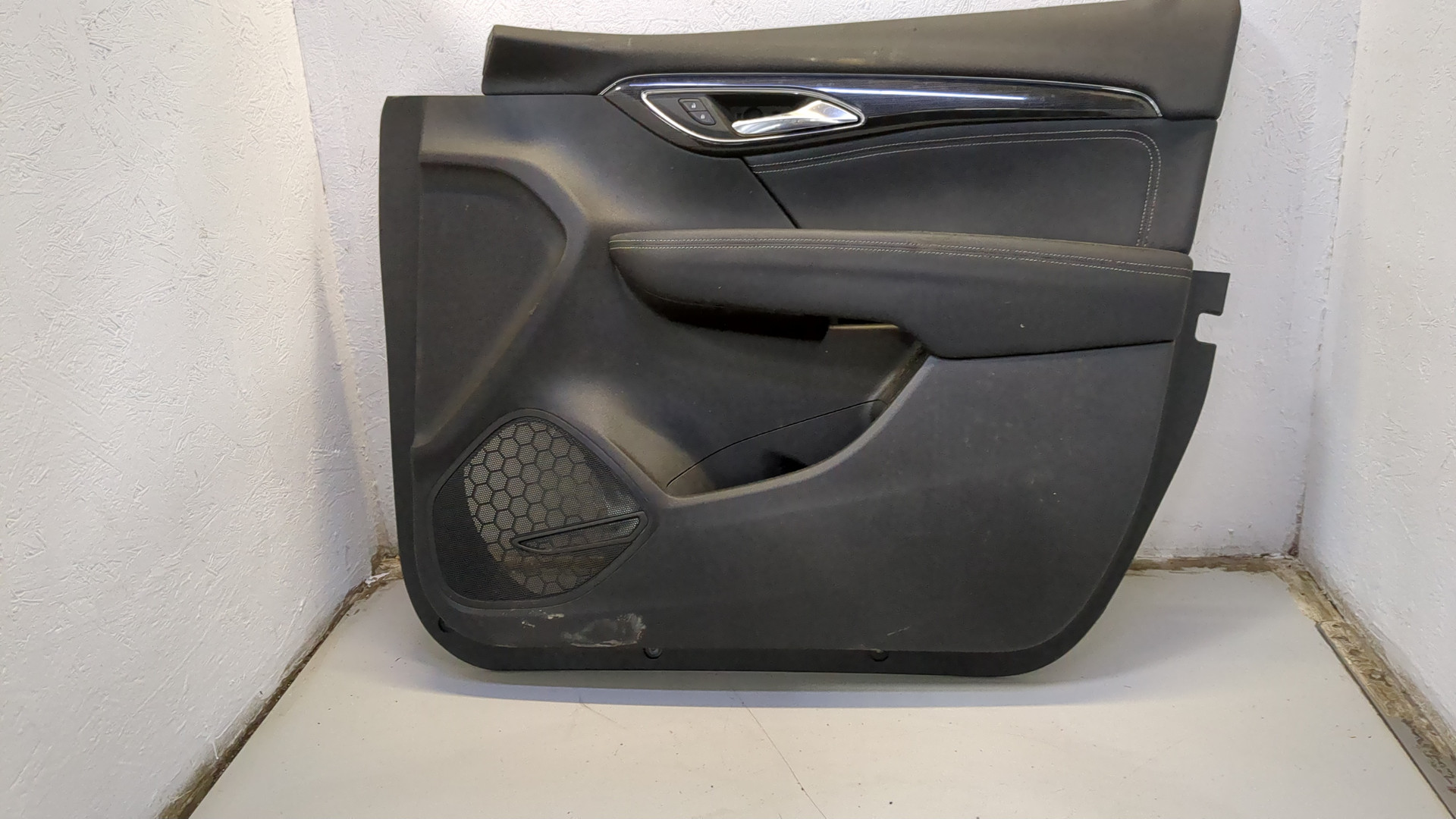 Обшивка двери передней правой