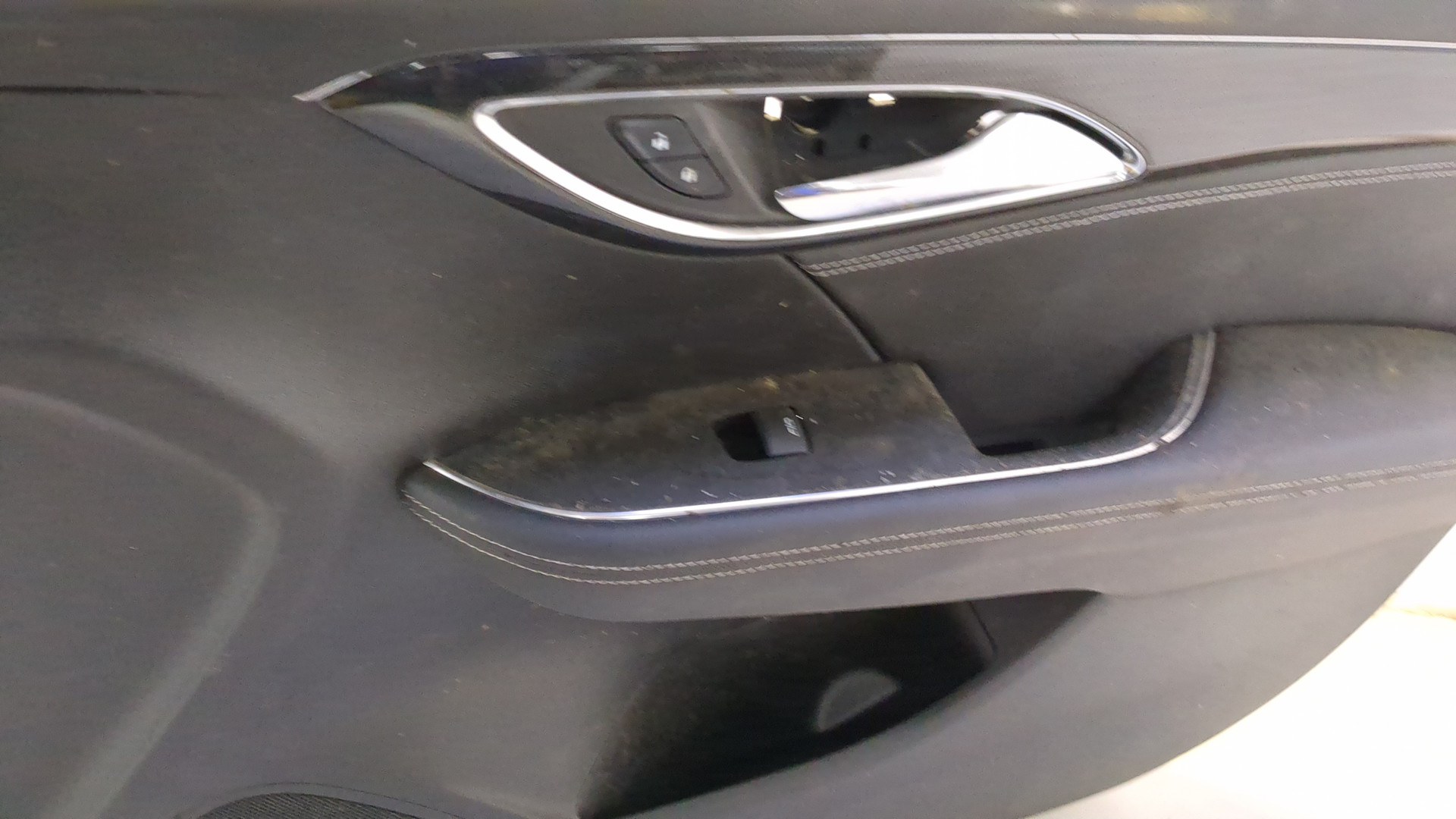 Обшивка двери передней правой