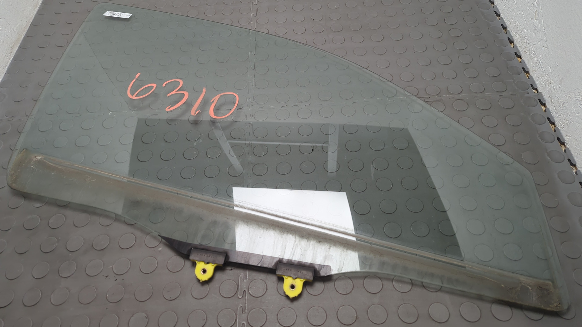 Стекло двери передней правой